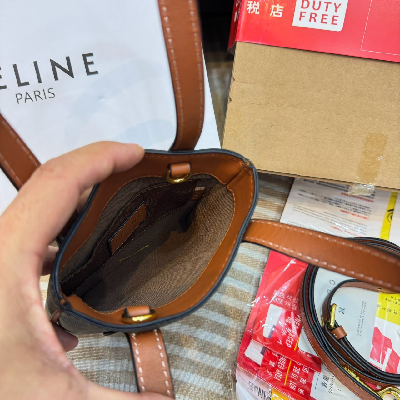 CELINE MICRO CABAS in Triomphe canvas and Leather กระเป๋าโท้ทมินิไมโครไซส์ กะทัดรัดปุ๊กปิ๊ก ฮอตสุดในเกาหลี ดีไซน์สุดคลาสสิค โดดเด่นด้วยโลโก้หน้าไซส์จัมโบ้