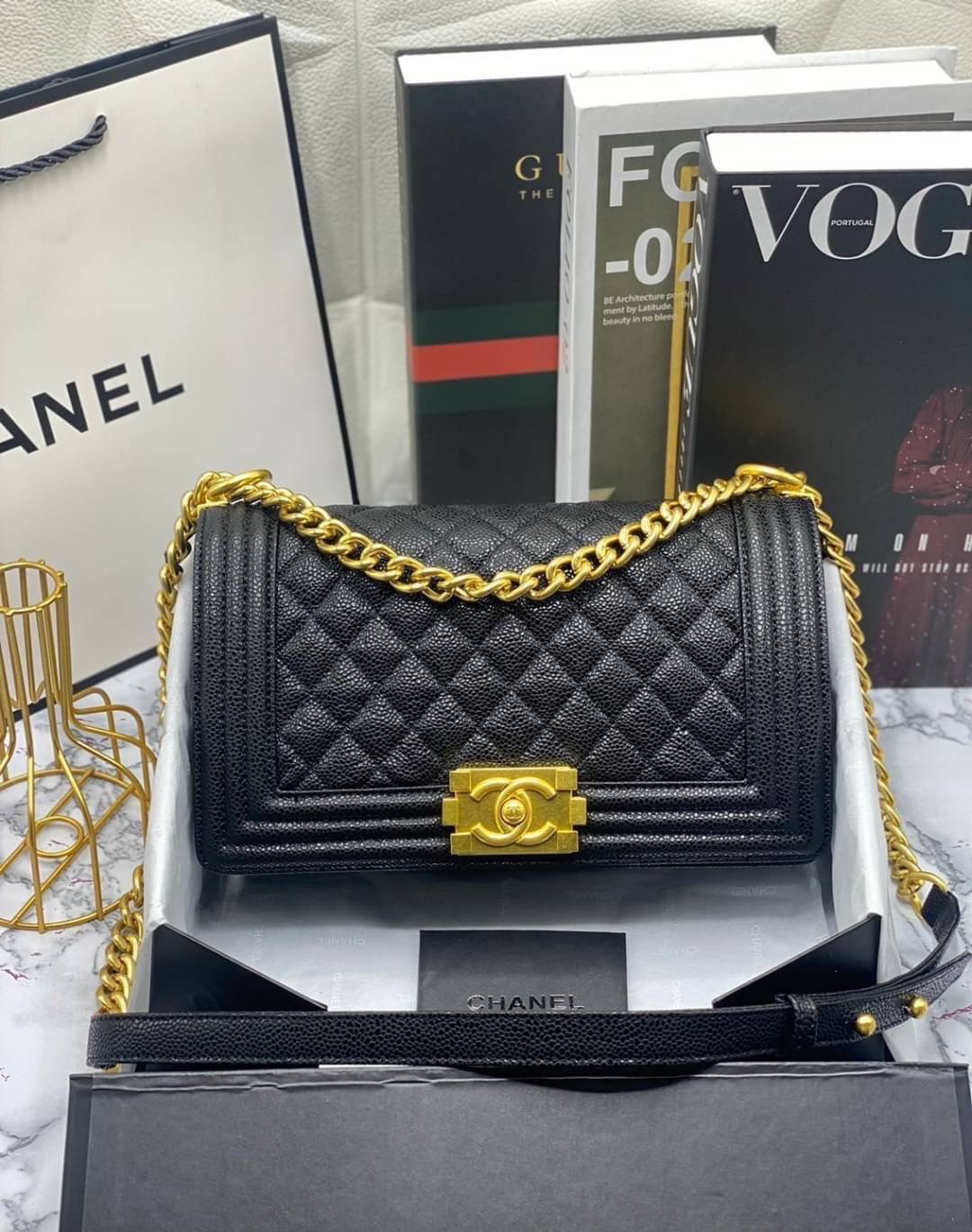หนังแท้ CHANEL BOY 10" หนังคาเวียร์ อะไหล่เงิน/ทอง พร้อมส่งที่ไทย หนังลูกวัวแท้ อะไหล่โลหะสีรูทีเนียม สวยคลาสสิกทุกยุคสมัย เกรดออริจินอล 1:1 ภาพสินค้าถ่ายจากงานขายจริง ใช้งานต่างประเทศได้