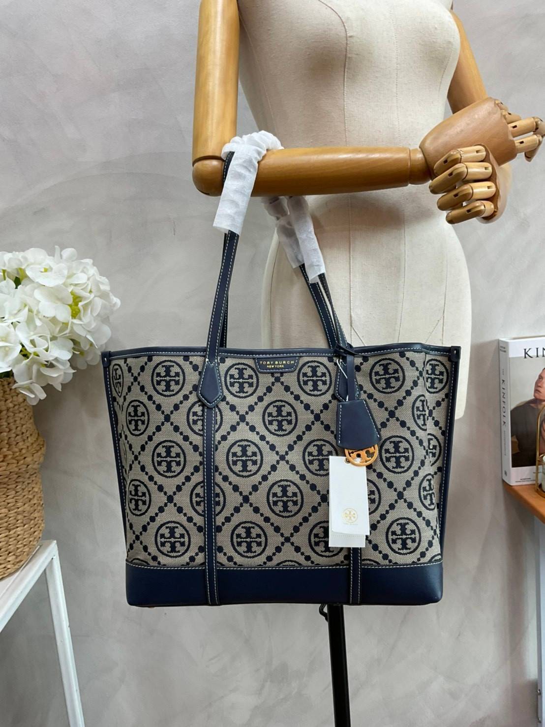 TORY BURCH T MONOGRAM TRIPLE - COMPARTMENT TOTE กระเป๋า/สะพายไหล่ทรง SHOPPING BAG วัสดุผ้าผ้าแคสวาสปักลายสัญลักษณ์แบรนด์ ตั้งอยู่ทรง สวยหรู ดูแพง จุของได้เยอะมาก ภายในแยกเป็น 2 ช่องหลัก 1 ช่องซิปตรงกลาง แบ่งเป็นสัดส่วนใช้งาน