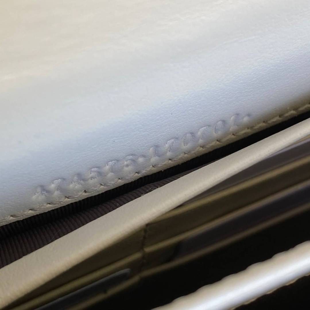 GUCCI Marmont Wallet on chain Leather / GG Marmont Chain Wallet เกรดเทพออริจินอล หนังแท้ งานสวยน่ารักมาก ใส่โทรศัพท์ได้ทุกรุ่น หนังวัวแท้นิ่มมาก ใส่การ์ด ใส่บัตร ได้เยอะมากๆ ฝ่าปิดแบบกระดุมใช้งานง่าย *กระดุมมีโลโก้ Gucci * งานสวยละเอียดยิบย่อยทุกจุด ภาพถ่