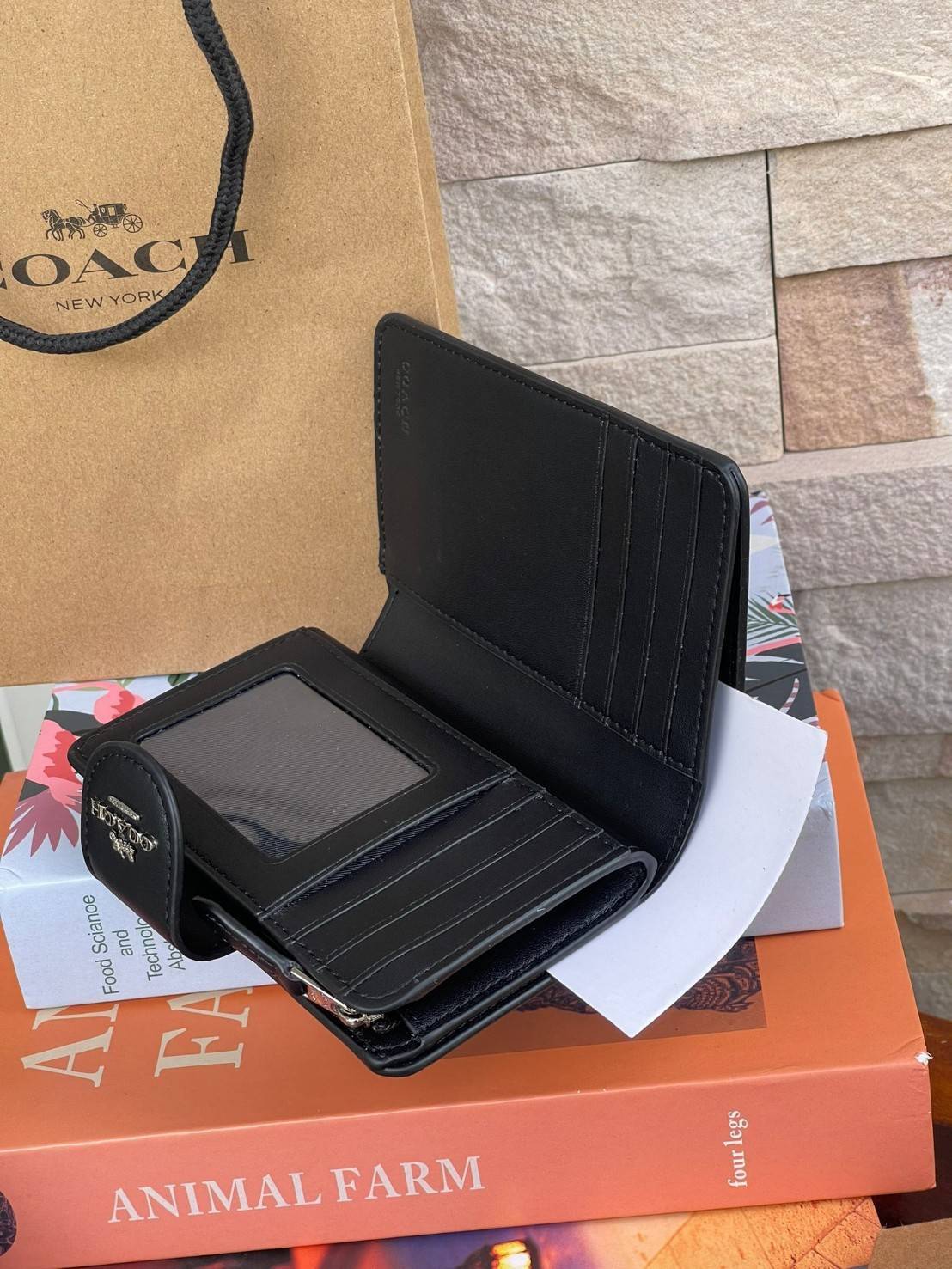 COACH MEDIUM CORNER ZIP WALLET IN SIGNATURE CANVAS กระเป๋าสตางค์ขนาดกลางที่ถือว่าเป็นไอเทม Must Have ของทุกเพศทุกวัยที่ต้องพกติดตัวไว้ตลอดเวลา เพราะนอกจากจะช่วยจัดเก็บเงิน บัตรประชาชน บัตรเครดิตและต่าง ๆ ให้เป็นระเบียบเรียบร้อยยังต้องคำนึงถึงประโยชน์ใช้สอ