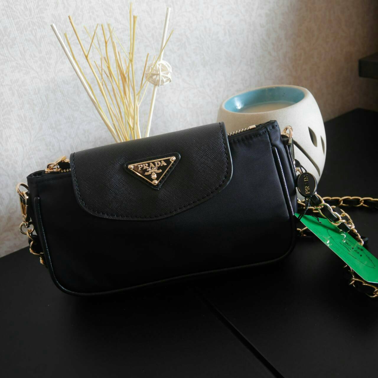 Best Seller! พร้อมส่งความแซ่บ กระเป๋าอเนกประสงค์ จากแบรนด์ PRADA มาค่า เป็น กระเป๋าผ้าไนล่อน ตามแบบฉบับของแบรนด์เลย ใบนี้มีสายยาวโซ่สลับหนัง (ปรับไม่ได้แต่ถอดสายได้คะ) **เลิศมาก สะพายเป็น shoulder bag ได้เลย **ขนาดกำลังดีคะ ตัวกระเป๋าเบามาก ใส่มือถือ7+ได้