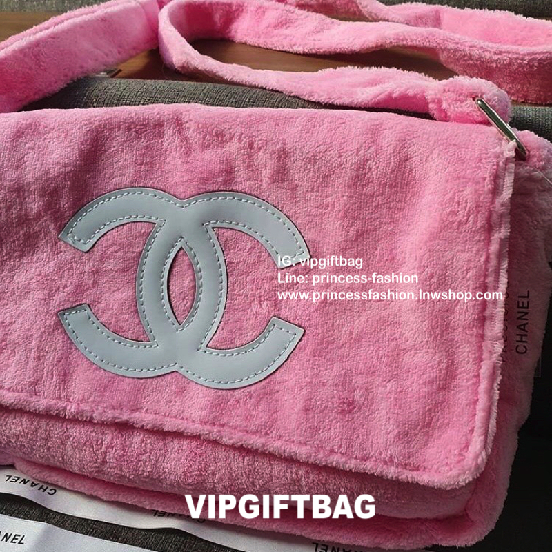 ชมพู MUST HAVE ITEM 2019 !! รุ่นยอดฮิตของ **วัยรุ่นสายสตรีท ทั่วโลก จากงาน CHANEL VIP GIFT **ของแท้100% **มีป้ายNOTFORSALE เป็นกระเป๋า ใบสวยรุ่นหายาก ขนาดกำลังดี ใช้ได้ทั้งหญิงชายเลยค่ะ ขนเฟอร์นิ่มมากกก เก็บของอย่างดี น้ำหนักเบา ด้านในมีช่องใส่ของจุกจิก M