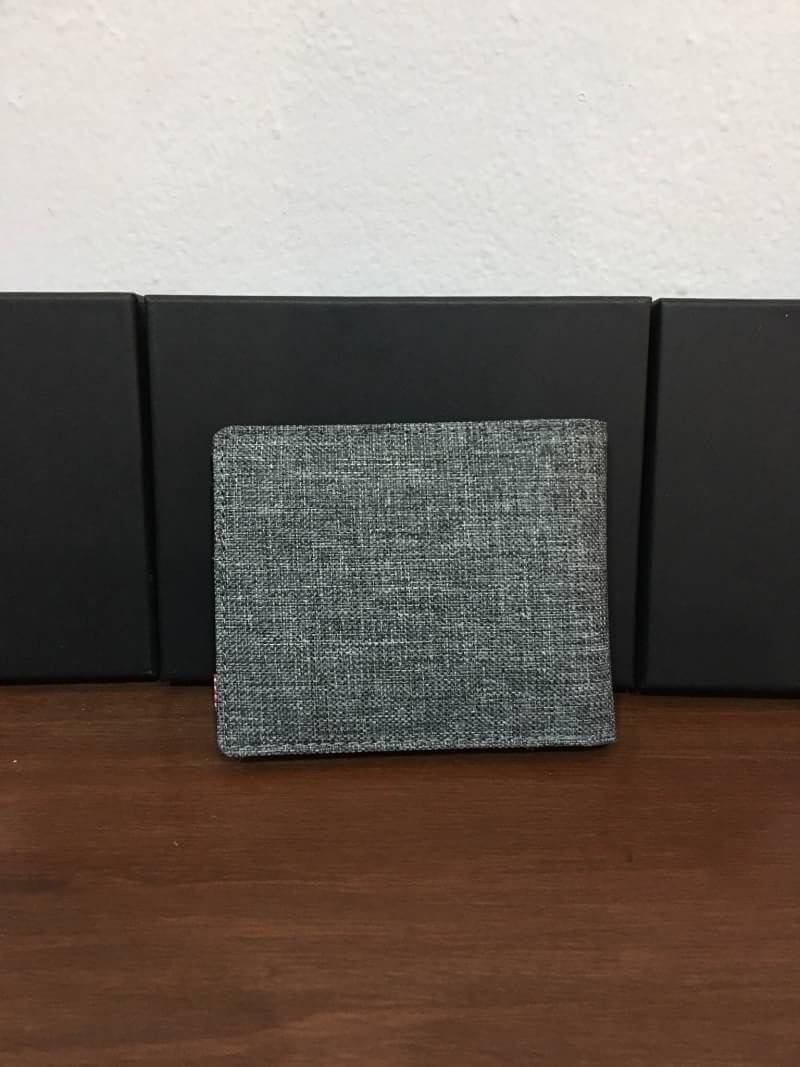 กระเป๋าสตางค์ Herschel Roy Wallet การออกแบบก็เน้นใช้งานพกสะดวกกระเป๋าสตางค์ใบไม่ใหญ่ขนาดมาตราฐาน ช่องใส่บัตร 5 ช่อง ป้ายโลโก้ Herschel แบบป้ายทอคลาสสิค ขนาดกำลังดีเหมาะมือ ถ้าซื้อให้เป็นของขวัญบอกเลยว่าถูกใจแน่นอนค่ะ