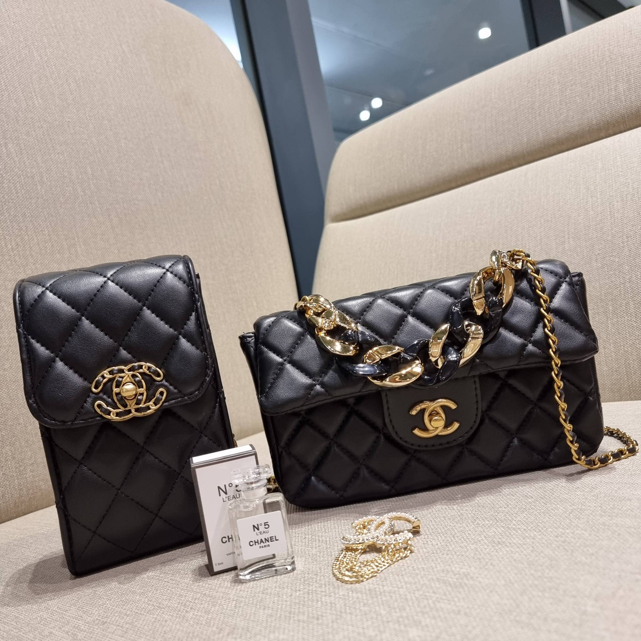 CHANEL GIFT BOX SET Chanel Holiday Makeup & Beauty Gift Sets สุดหรูชวนให้สะสม สุดยอดไอเท็มหายากพร้อมเสิร์ฟครบชุด limited สุดคุ้ม มาพร้อมกระเป๋าสะพายถึง 2 ใบ รุ่นยอดฮิตทั้งนั้น!!ที่พิเศษยังมีน้ำหอมตัวท็อปมาให้อีก chanel no.5 ที่แสนจะเย้ายวน ในขนาด 7.5 ml. 