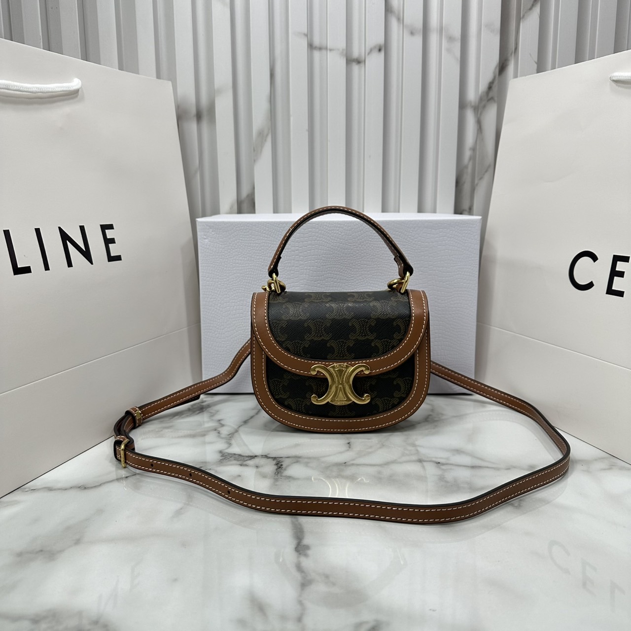 ORI หนังแท้ | CELINE MINI BESACE CLEA in Triomphe canvas and leather กระเป๋าสะพายพร้อมหูจับ ไซส์มินิ แคนวาส Triomphe แต่งขอบหนัง แต่งโลโก้สีทองหรูหรา สวยโดดเด่น สามารถถือ สะพายไหล่ และสะพายข้างได้
