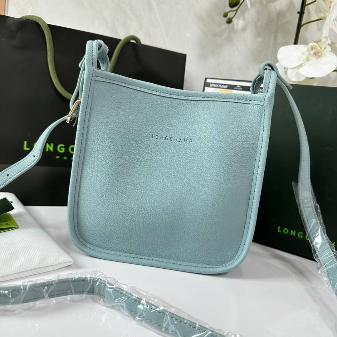 LONGCHAMP LE FOULONNÉ CROSSBODY BAG กระเป๋าสะพายที่เรียบง่ายและดูดี การออกแบบที่คล่องตัวของรุ่นนี้เหมาะอย่างยิ่งสำหรับผู้หญิงที่มีบุคลิกที่ต้องการกระเป๋าสไตล์แบบเรียบง่าย
