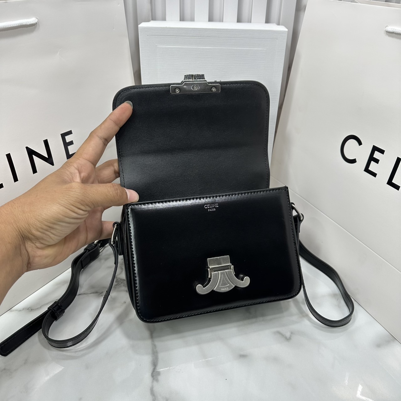 ORI หนังแท้ | 7" CELINE TRIOMPHE TEEN BAG in glossy leather กระเป๋าสะพายรุ่นยอดนิยม ถ่ายทอดให้เห็นถึงแก่นแท้ของสไตล์แบบ CELINE งานหนังเรียบเงาสวยหรูหรา