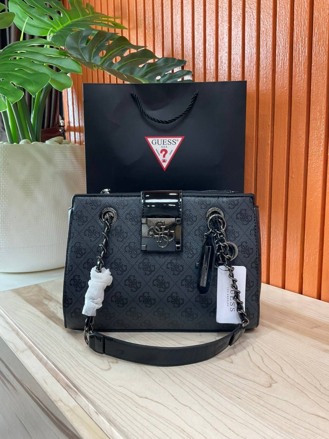 กระเป๋าสะพายไหล่ Guess Logo City Small Society Satchel กระเป๋าสะพายไหล่ ขนาดกำลังดี วัสดุ pu สวยอยู่ทรง มาพร้อมพวงกุญแจน่ารักๆ ถอดออกได้ ด้านหน้าประดับโลโก้แบรนด์ เปิดปิดด้วยซิป มี 2 ช่องหลักใช้งาน ภายในช่องซิปหน้าแยกเป็นสัดส่วนการใช้งาน ซิปช่อง 2 โล่งกว้