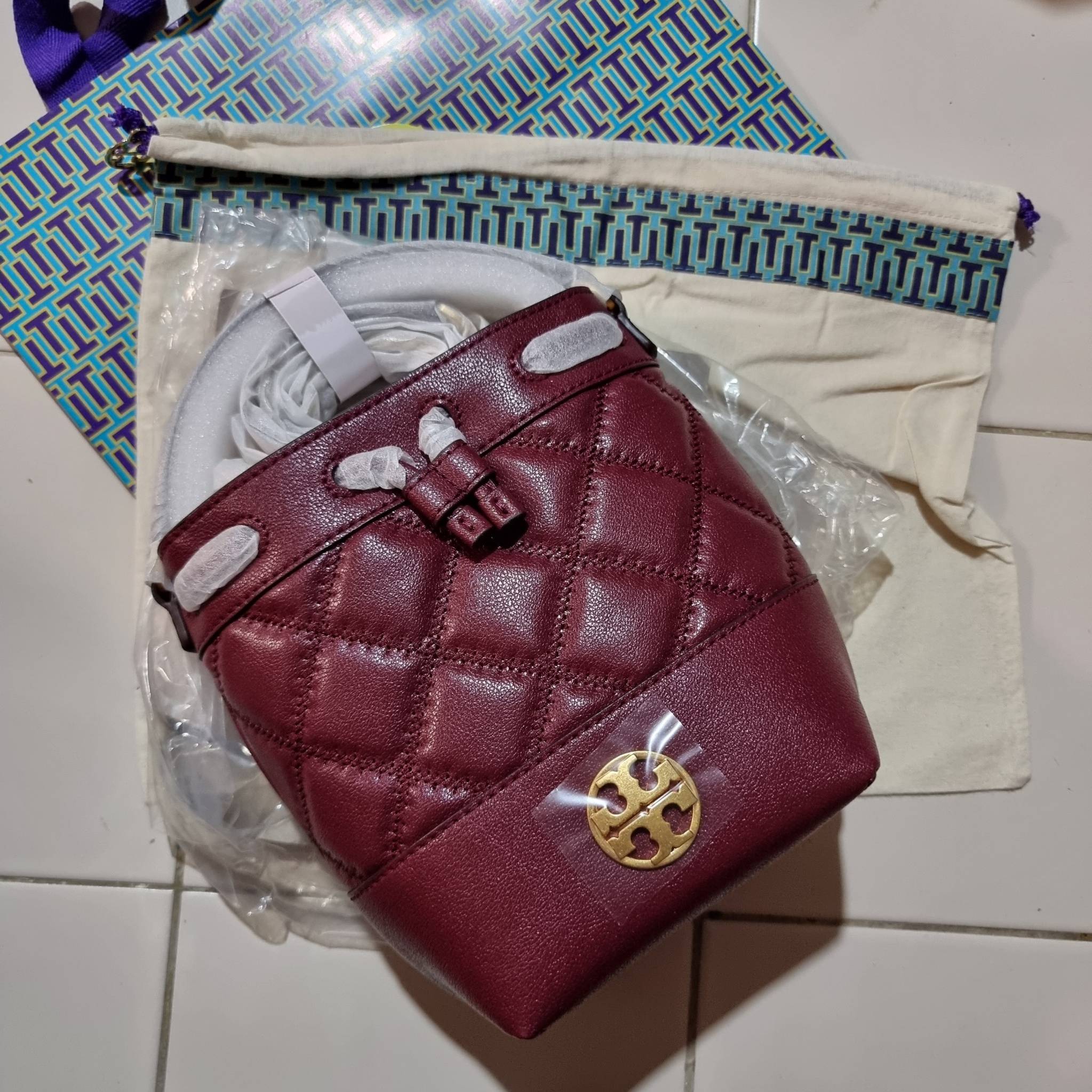 TORY BURCH WILLA MINI BUCKET BAG NEW ARRIVAL สุดปัง กระเป๋าสะพายทรงบัคเก็ต สวยผู้ดี โดดเด่นด้วยโลโก้สีทองดูหรู อัพลุคผู้ดี๊ผู้ดี วัสดุหนังแท้ ดีไซน์บุนวม เส้นคมดีเทลหรู เปิด-ปิดหนังรูดปากกระเป๋า มีหูหิ้วในตัว คล้องแขนเก๋ๆ ภายในเป็นช่องโล่ง มีช่องย่อย ใส่ข