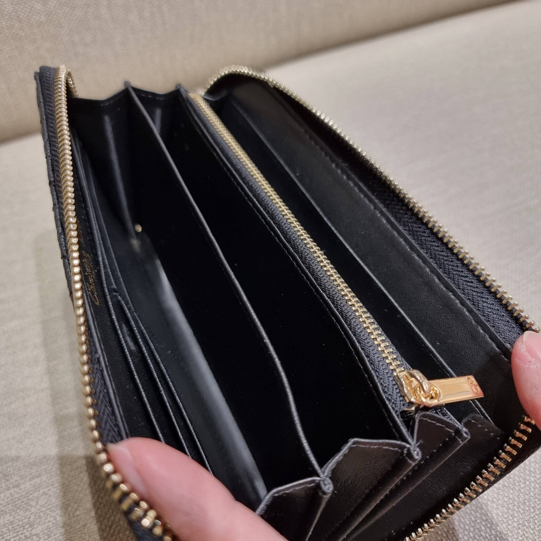 VIP 】CD LONG WALLET WITH GWP ใหม่ล่าสุด กระเป๋าสตางค์ใบยาว พิเศษจาก duty free ใบจริงสวยคม ใช้แล้วรับทรัพย์ ขับผิว วัสดุหนังแท้เต็มใบ สัมผัสดีงาม เปิด-ปิดด้วยซิปรอบ ภายในใส่บัตรได้เยอะ ใส่ธนบัตรได้เต็มที่ มีช่องซิปใส่เหรียญได้ พร้อมส่งความสวยถึงบ้านแบบครบเ