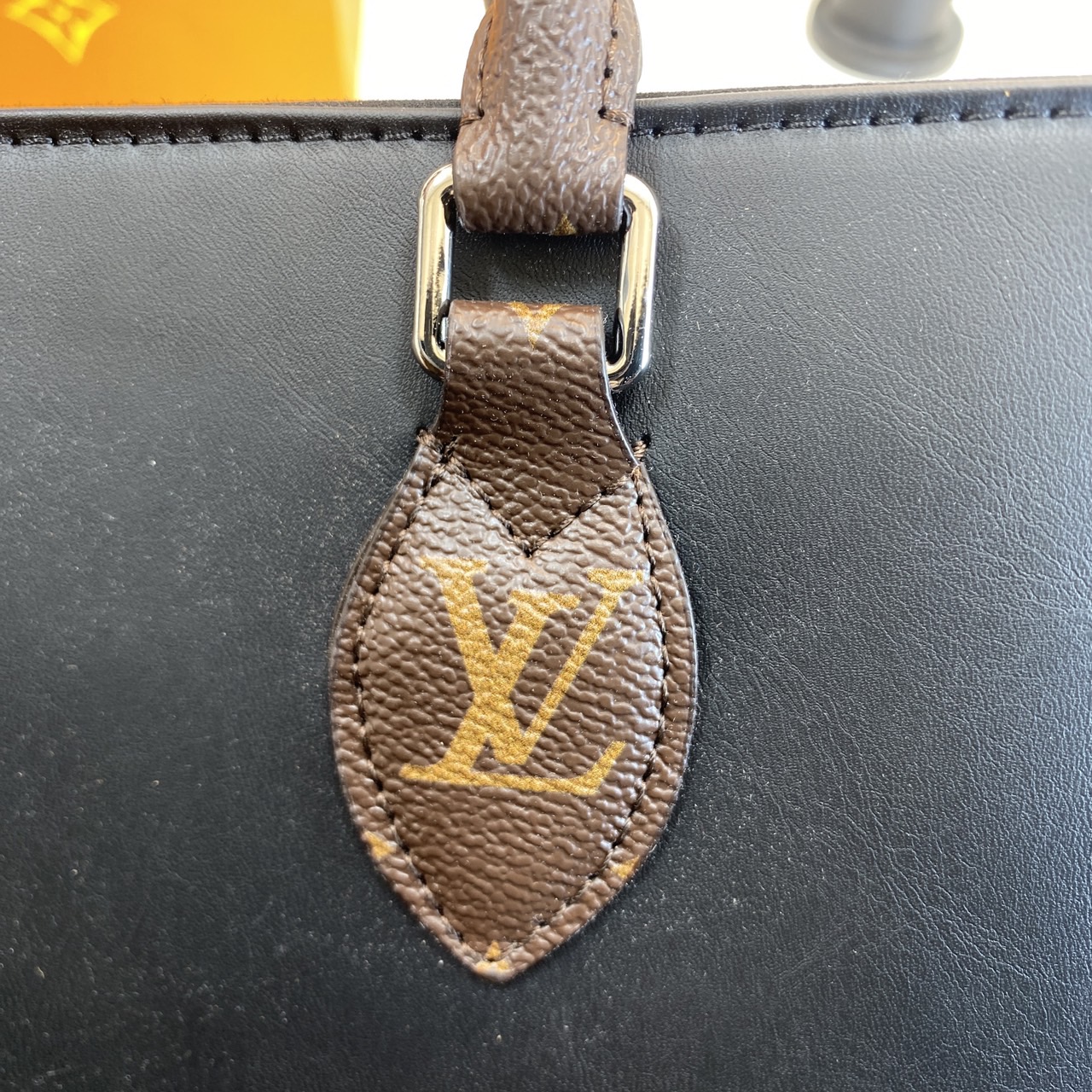 LV Onthego Tote Bag 35cm กระเป๋าทรงโท้ทใบใหญ่ งานหนังเรียบเต็มใบ สวยเรียบง่ายคลาสสิก เพิ่มความโดดเด่นที่หูจับด้วยแคนวาสลายโมโนแกรม ที่ใครเห็นต้องเป็นคลั่งรัก ยอดฮิต คลาสสิค ผู้ดี หรูหราได้ทุกลุค ทุกสไตล์