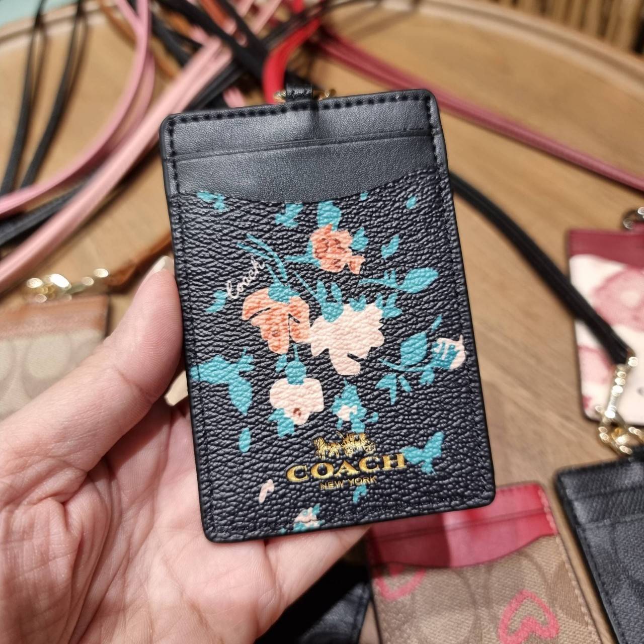 COACH C3305 ID LANYARD IN COLORBLOCK SIGNATURE CANVAS ง่ายๆแบบไม่ธรรมดา!! คลาสสิคแต่มีดีเทลโดดเด่น!! กระเป๋าถนอมบัตร พร้อมสายคล้องคอ ดีไซน์ลวดลายสวย ดูดีทุกแบบ ใช้งานง่าย พกพาสะดวก จะใส่บัตรพนักงาน บัตรเครดิต บัตรปชช. ใบขับขี่ และบัตรอื่นๆที่อยากจะใส่!! ต