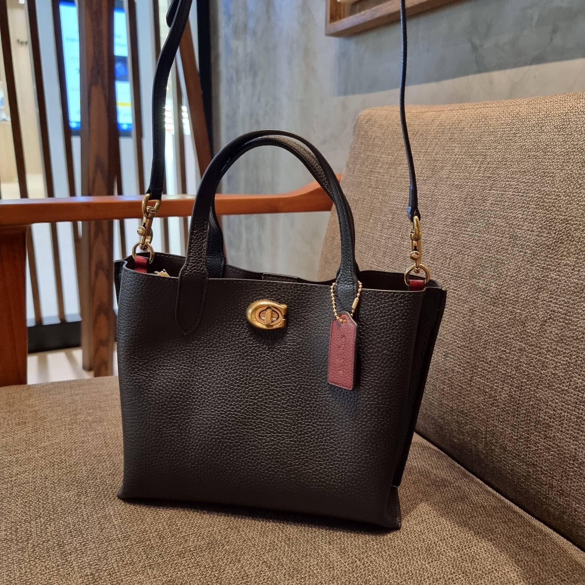 COACH C8561 C8869 WILLOW TOTE 24 IN COLOR BLOCK น้องสาวลุคลูกคุณมาแล้วจ้า กระเป๋าถือ/สะพาย ดีไซน์คัลเลอร์บล็อค ลงตัว เรียบหรู ใบจริงคือผู้ดี๊ผู้ดี ใช่ได้ทุกๆโอกาส วัสดุหนัง pepble อยู่ทรง เปิดปิดด้วยตัวบิดล็อค และอีกฝั่งเป็นกระดุมแม่เหล็ก ภายในโล่งกว้าง ใ