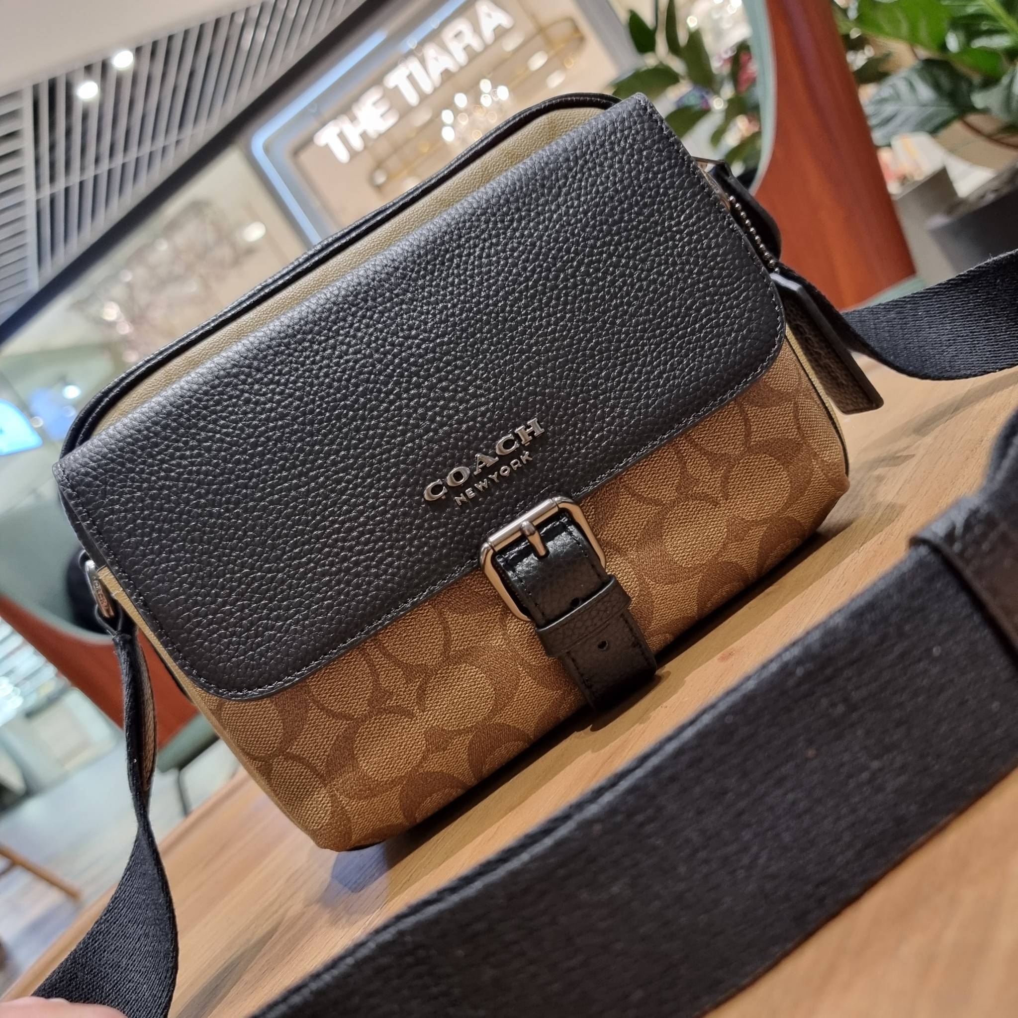 COACH C6080 HUDSON CROSSBODY IN BLOCKED SIGNATURE CANVAS ยกความคูลมาให้หนุ่มๆถึงที่!! ไอเท็มเด็ดหายาก กระเป๋าสะพายข้างดีไซน์ตัดสี เท่ไม่ซ้ำ วัสดุหนังแคนวาสสลับหนัง pepble ทนทาน ใช้งานง่าย ด้วยฝาปิดแบบกระดุมแม่เหล็กด้านหน้า และซิปที่ช่องหลัก ใช้ของได้เลยแบ
