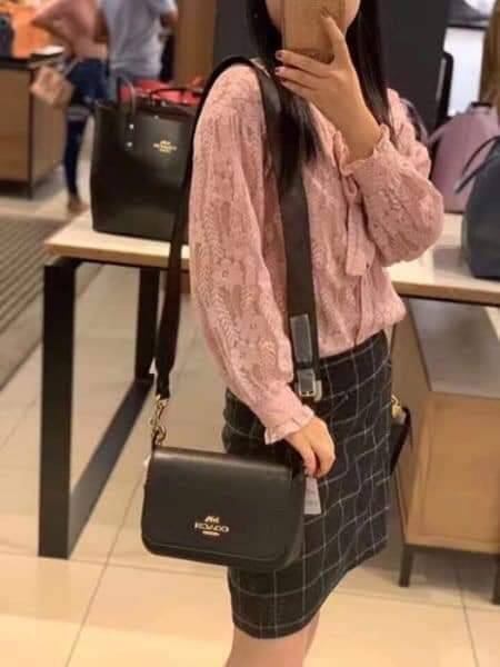 COACH SMALL JES MESSENGER WITH SIGNATURE CANVAS STRAP(COACH F77979)🌺 ทรงนี้ สวยมากจริงๆ ฮิตมากๆตลอดกาล //สะพายข้างฝาปิด ล็อคด้วยแม่เหล็กแน่นหนา รุ่นนี้สวยมาก >>วัสดุหนังแท้เต็มใบ หนังสวยคุณภาพดีมากๆ ยิ่งใช้ หนังยิ่งสวย>>สายสะพายถอดได้ 