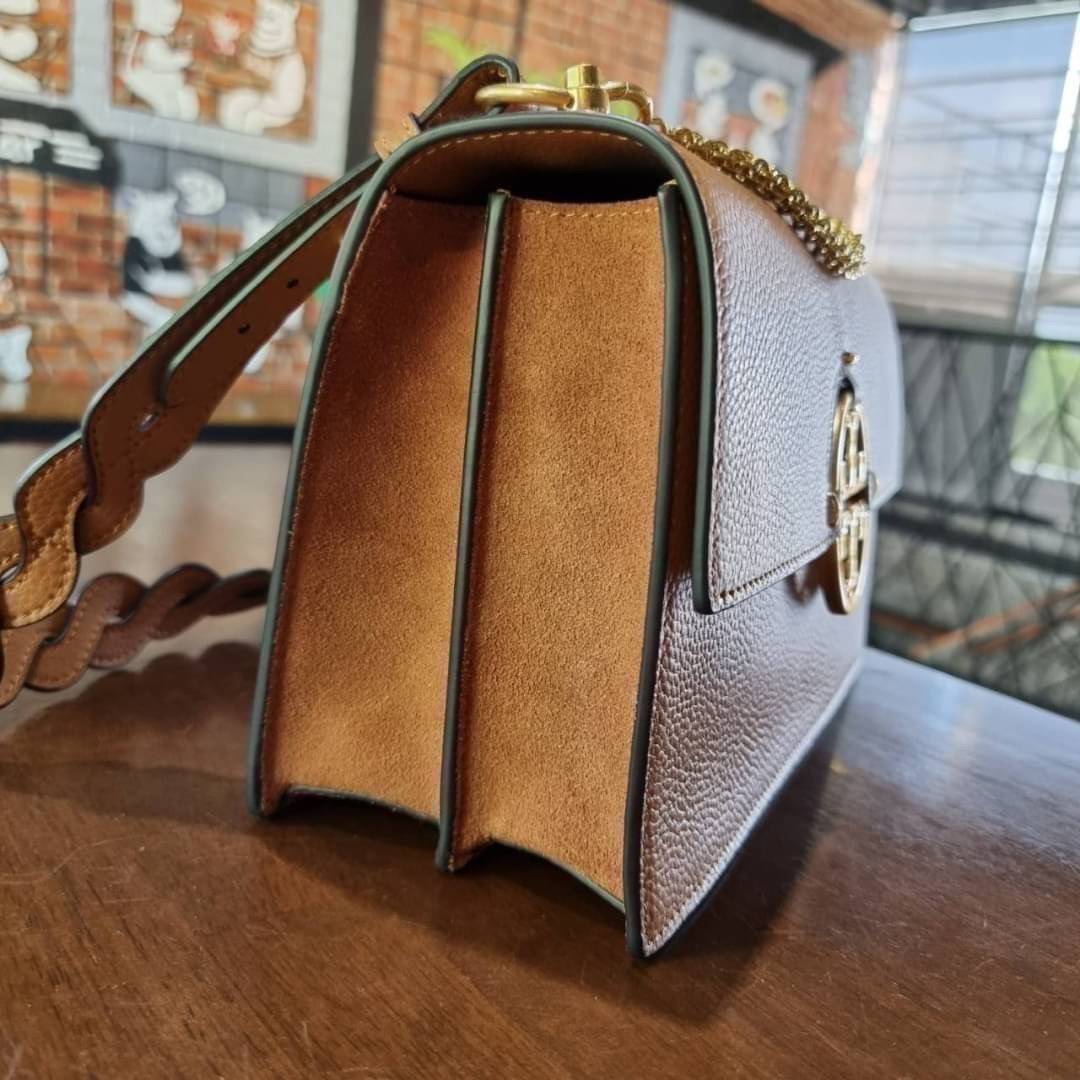 TORY BURCH MILLER SHOULDER BAG รุ่นยอดนิยม รุ่นหายาก รุ่นที่สาวๆตามหา ใบนี้เลย!! สวยหรู ผู้ดีทุกสี กระเป๋าสะพายไหล่ ดีไซน์อยู่ทรง คลาสสิคแฝงความหรูด้วยโลโก้สีทองอร่ามโดดเด่น วัสดุหนัง pepble สลับหนังวัวแท้ เปิด-ปิดด้วยกระดุมแม่เหล็ก ภายในโล่งกว้างมาก แบ่ง