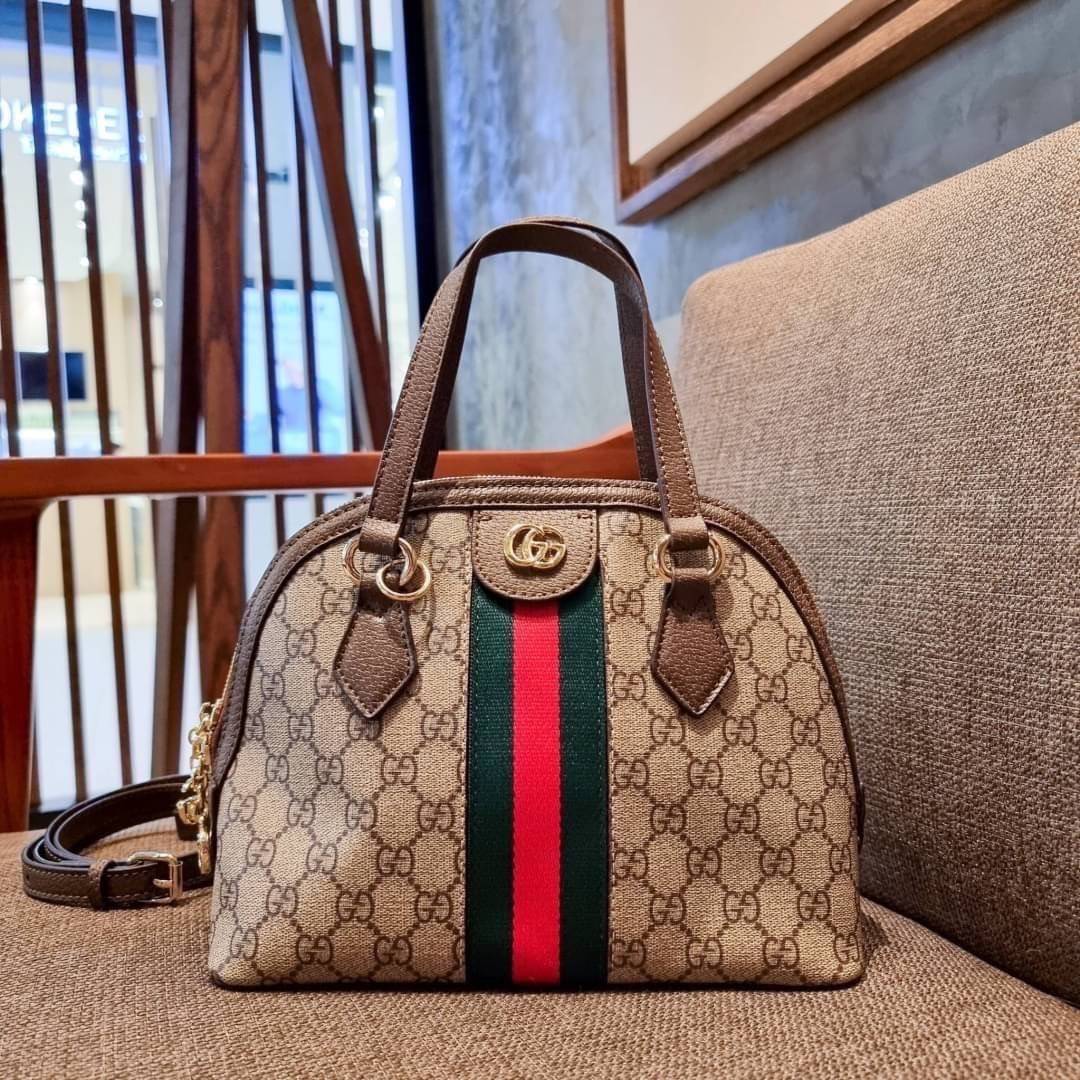 GC CLASSIC SATCHEL BAG กระเป๋าถือ/สะพายทรงโดม รุ่นหายาก สวยคลาสสิค แถมฟรี!! โบว์ผ้าลายแบรนด์ สำหรับตกแต่งหูกระเป๋า ผูกเป็นโบว์ หรือพันถนอมหูกระเป๋าก็เพิ่มดีเทลความหรูได้ วัสดุหนังแคนวาส ดีไซน์แถบคาดโดดเด่น เปิด-ปิดกระเป๋าด้วยซิป หัวซิปตัว G อะไหล่สีทอง เล