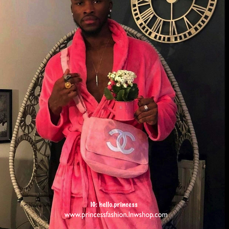 พร้อมส่งรุ่นขายดี! ฮิตที่สุด! Chanel Beaute Crossbody Bag กระเป๋าถือหรือสะพายพรีเมี่ยมของเเท้จาก Chanel Cosmetic Counter VIP Gift รุ่นแนะนำวัสดุขนวูฟหนานุ่มตัดโลโก้แบรนด์หนังแก้วสวยโดดเด่น น้ำหนักเบา เปิดปิดด้วยฝาปิดกระดุมแม่เหล็ก ใบใหญ่กำลังดีใส่ ipad กร