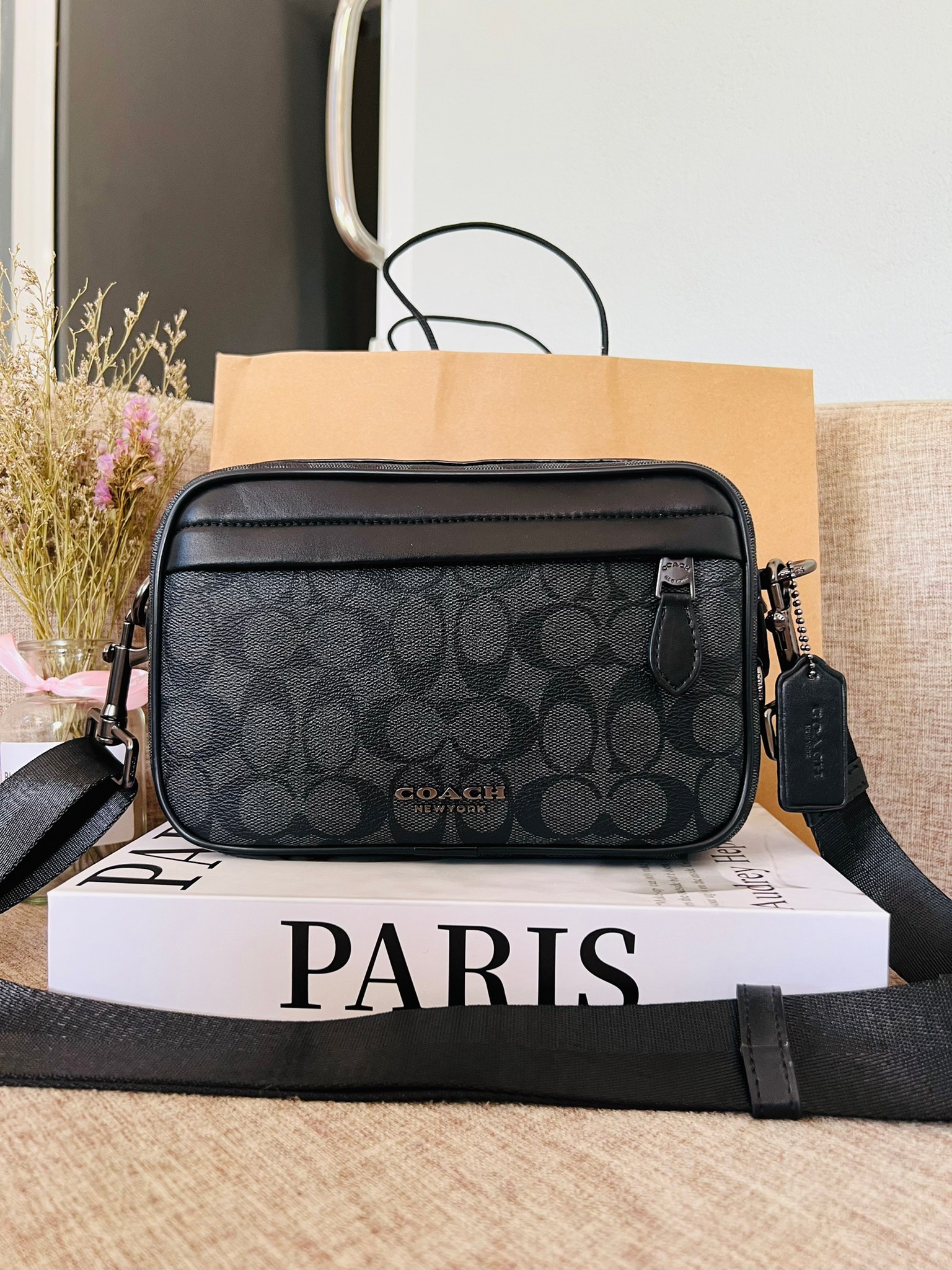 COACH GRAHAM CROSSBODY IN SIGNATURE CANVAS F50715 ผ้าใบเคลือบซิกเนเจอร์พร้อมรายละเอียดหนังลูกวัวที่ผ่านการกลั่น| ภายในกระเป๋ามัลติฟังก์ชั่น| ปิดซิป ซับในผ้า| ด้านนอกมีซิปและกระเป๋าสลิป| สายสะพายถอดได้ 53" สำหรับสะพายไหล่หรือ crossbody