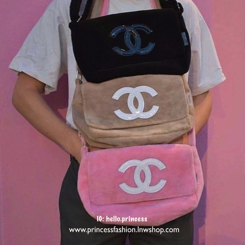 MUST HAVE ITEM 2019 !! รุ่นยอดฮิตของ *วัยรุ่นสายสตรีท ทั่วโลก จากงาน CHANEL VIP GIFTของแท้ 100% เป็นกระเป๋า ใบสวยรุ่นหายาก ขนาดกำลังดี ใช้ได้ทั้งหญิงชายเลยค่ะ ขนเฟอร์นิ่มมากกก เก็บของอย่างดี น้ำหนักเบา ด้านในมีช่องใส่ของจุกจิก MIX ได้หลากหลายแนว กับราคาสบ