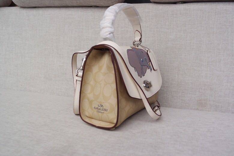 Coach Disney X Tilly Top Handle In Signature with Dalmatian Blossom/Light Khaki Multi Coated Canvas Satchel กระเป๋าถือและสะพายข้างรุ่นลิมิเตด คอลเลคชั่น Disney น่ารักมากค่ะ ใส่กระเป๋าสตางค์ใบยาวได้