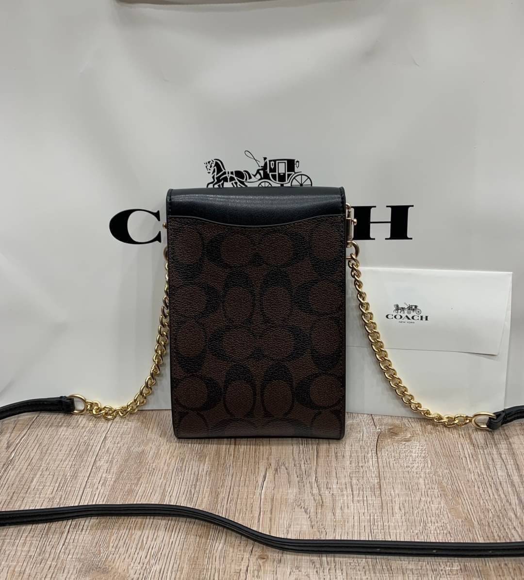 COACH RACHEL PHONE CROSSBODY IN SIGNATURE CANVAS พร้อมส่ง กระเป๋าสะพาย case phone ต้องมา ให้คุณพกพา gadget ล้ำไปได้ทุกที่ ใส่โทรศัพท์มือถือได้ทุกรุ่น ดีไซน์ใหญ่กว่าเดิม