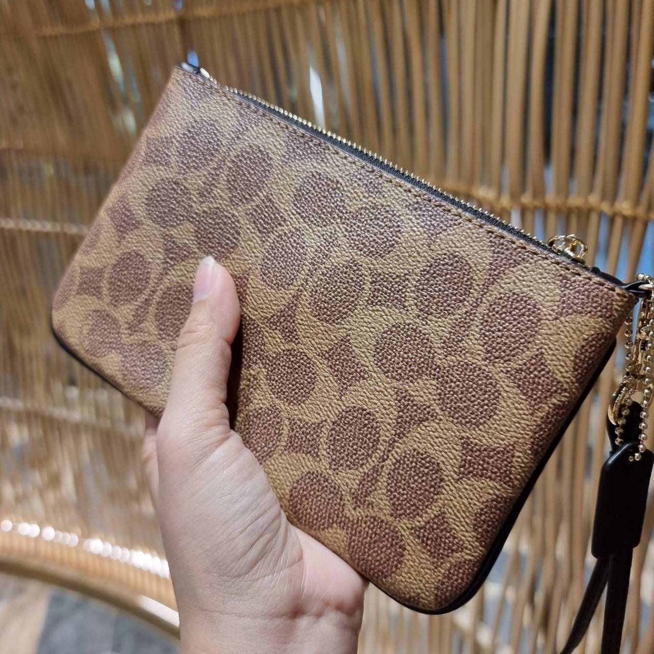 COACH 32445 SMALL WRISLET IN COLORBLOCK SIGNATURE CANVAS คอลเลคชั่นคัลเลอร์บล็อคสวยหรู ในรูปแบบกระเป๋าคล้องมือ ขนาดพกพา ไซส์กำลังสวยมากๆ พกง่ายไปเลยจ้า วัสดุหนังแคนวาส ตัดหนังแท้ ภายในโล่ง มีช่องใส่บัตร ตอบโจทย์สาวๆที่ไม่ชอบความพะรุงพะรัง พกใบนี้คือสะดวกส