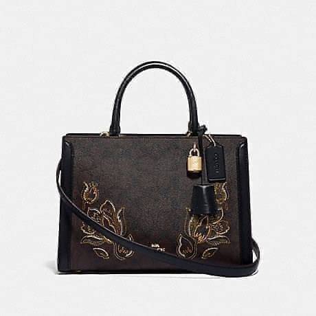 COACH ZOE CARRYALL IN SIGNATURE CANVAS เดอะเบสท์แห่งปี ต้องยกให้พี่คนสวยใบนี้เลย!! รุ่นที่สาวๆตามหา หายากอีกหนึ่ง กระเป๋าถือ/สะพายทรงสวย คลาสสิค ใบใหญ่จุคุ้ม มีดีเทลน่ารักๆที่แม่กุญแจ สามารถล็อคหัวซิปได้ กุญแจซ่อนในพวงหนังห้อยก็น่ารักไปอีก ภายในโล่งกว้าง 