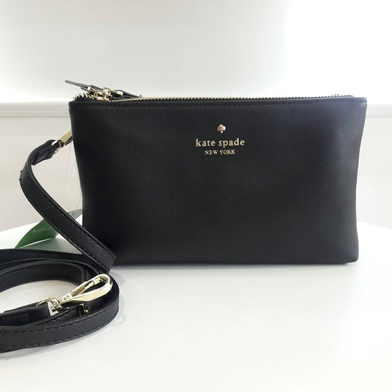 Kate Spade 2 zips crossbody bagกระเป๋าสะพายครอสบอดี้ **ทรงน่ารัก เปิดปิดกระเป๋าด้วยซิป2ช่อง ด้านในมีช่องซิป อีกด้านมีช่องใส่ของ หนังนื่ม นุ่มมือ สายสะพายเลื่อนปรับระดับได้ สามารถใส่กปต.ยาว ได้พอดีน้าา บอกเลยว่า เริ่ดมากจริงๆ คุ้มค่าราคาที่สุดค้าาา