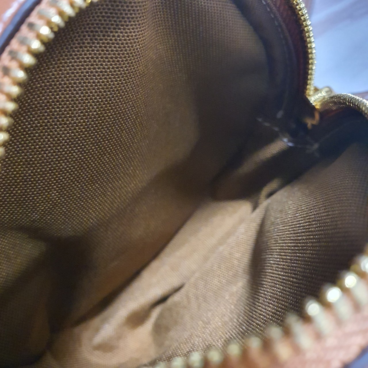 CELINE CROSSBODY BAG VIP GIFT WITH PURCHASE (GWP) พรีเมี่ยมกิ๊ฟ Limited Edition จาก PERFUME DUTYFREE COUNTER กระเป๋าทรงครอสบอดี้ ใบกลมเล็กน่ารัก วัสดุหนังทั้งใบ ตกแต่งด้วยโลโก้แบรนด์ปักเลื่อมด้านหน้า ด้านในเปิดปิดด้วยซิป มีช่องใส่ของจุกจิก ใส่ iphone(เล็ก