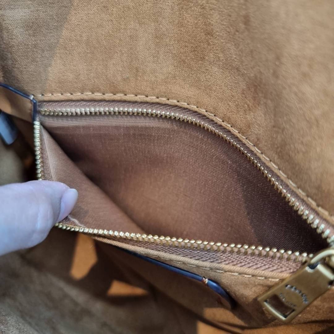 COACH C0749 BEAT SADDLE BAG The best item! ที่สาวๆรอคอย! ฮอตไฟลุก! สีหายาก ละมุนคุณหนู คอลเลคชั่นใหม่ ดีไซน์หรูหรา พิเศษมากๆมาพร้อมสายสะพาย 2 เส้น ใช้คู่กันหรือแยกสะพายก็สวยครบสูตร กระเป๋าสะพายทรง saddle คลาสสิค วัสดุหนัง glove-tanned ทนทาน เปิด-ปิดด้วยกร