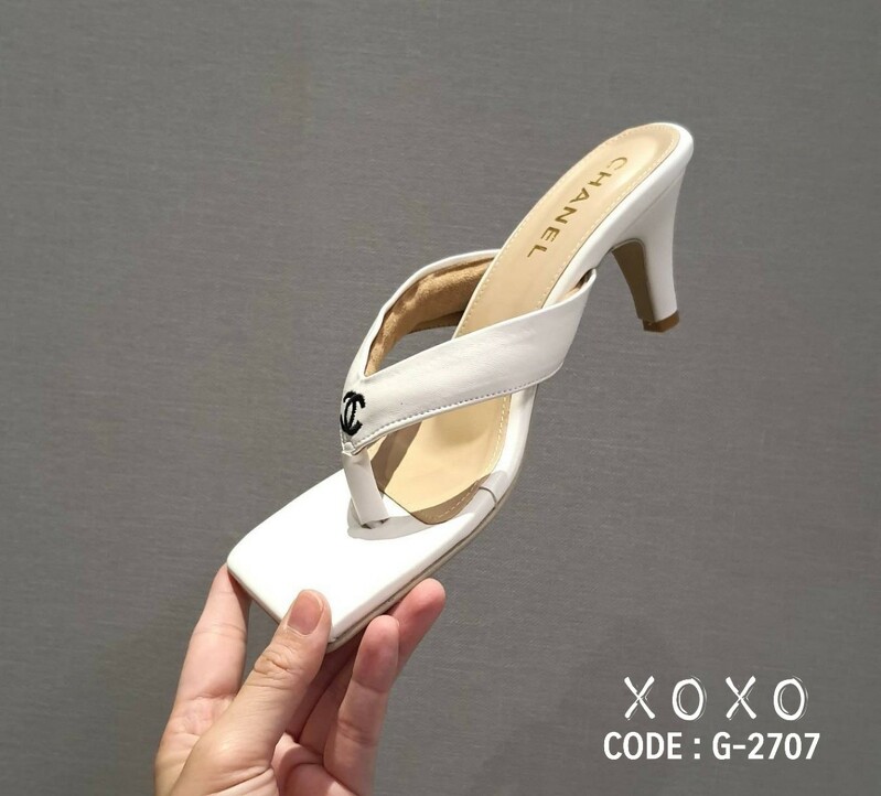 CHANEL งามสวม สวย หรู่ แตะหนีบ นุ่มใส่สบาย ไม่สูงมาก กำลังใส่สบาย ด้านหน้าปัก โลโก้แบรนด์ แมทส์ชุดง่าย น้ำหนักเบา