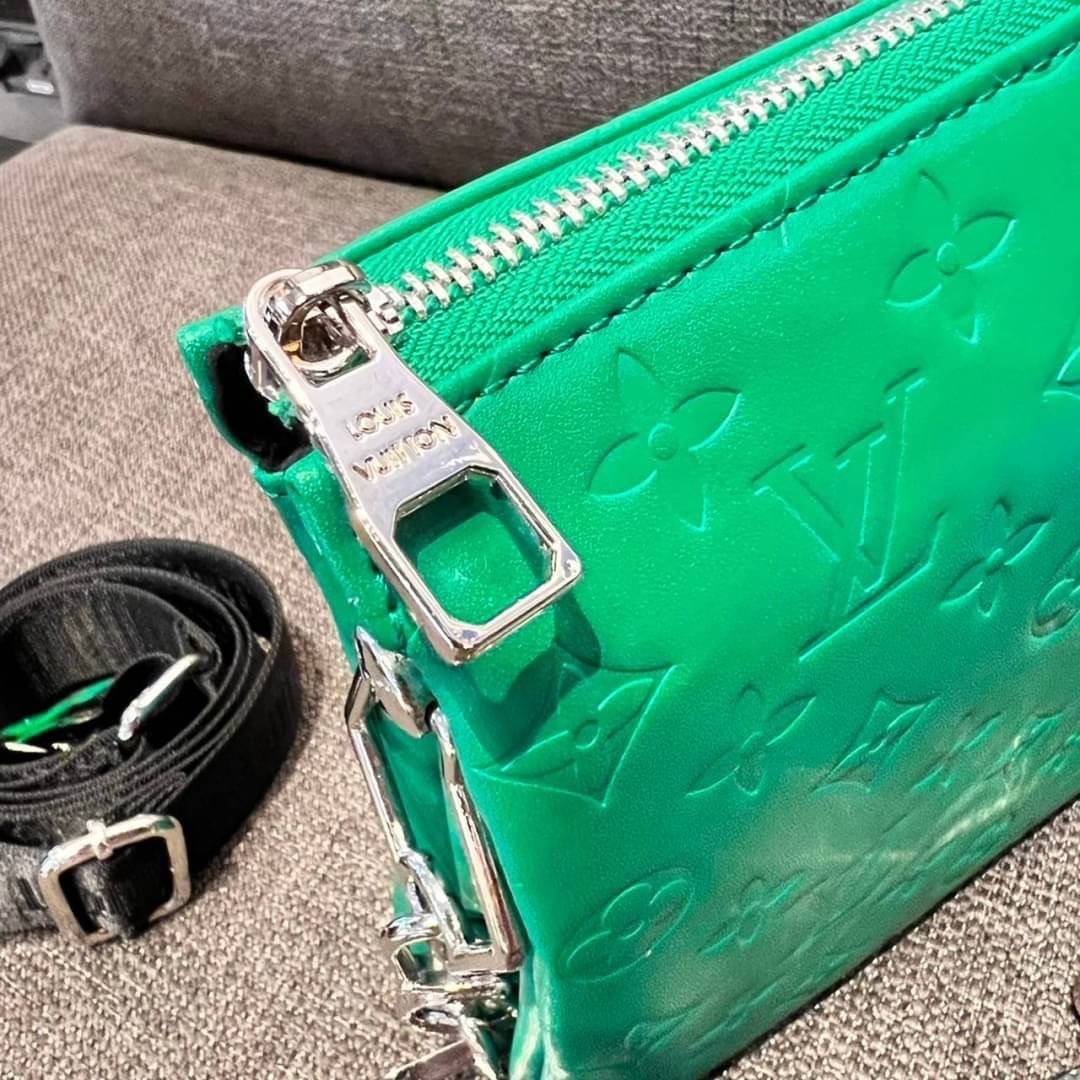 LV HANDLE POUCH MONOGRAM / LV Coussin กระเป๋าสะพายกึ่งคลัชท์ สุดล้ำ มาแรงมาก ด้วยความสวยปังตั้งแต่แรกเห็น วัสดุหนังแกะปั๊มลายสวยคม มาพร้อมสาย 2 เส้น เลิศๆ มีสายโซ่ที่มีดีเทลละเอียดไม่ซ้ำ และสายสปอร์ตครอสบอดี้ ที่จะคล้องไว้ทั้งสองเส้นก็ดีงาม หรือสลับใช้ตาม