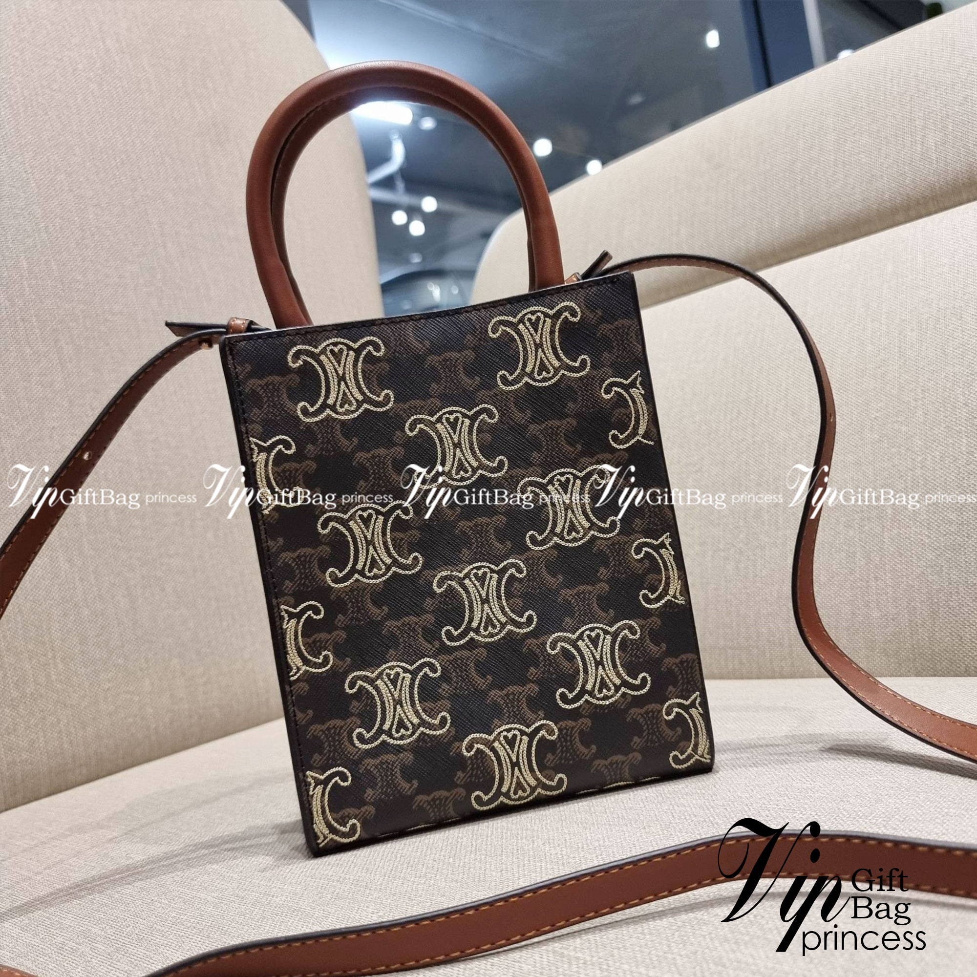 VIP 🥂 CELINE MINI VERTICAL CABAS IN TRIOMPHE CANVAS WITH TRIOMPHE HEART EMBROIDERY ใหม่พร้อมเสิร์ฟ กับกระเป๋าสะพายทรงโท้ท ไซส์มินิ ขนาดกำลังสวยพอดี สะดวกพกพา โดดเด่นด้วยโลโก้ลายปัก ดีเทลเดินด้ายรูปหัวใจ เพิ่มดีเทลความแพงไปอีก วัสดุหนังแคนวาส มีหูจ