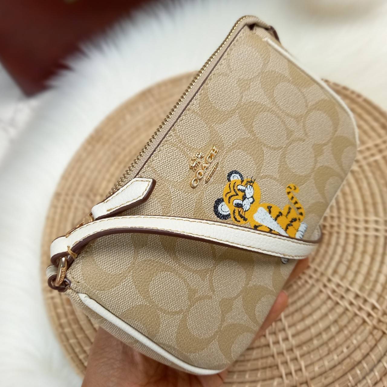 COACH NOLITA 19 IN SIGNATURE CANVAS WITH TIGER (C7699) 😻กระเป๋าถือ กระเป๋าสะพายทรงพอชเล็ก ปรับเป็นคล้องมือได้ รุ่นนี้ บอกเลยว่าใช้ง่ายสะพายคล่องมากๆ// จะสะพายไหล่ หรือปรับเปลี่ยนมาเป็นแบบคล้องมือเก๋ๆก็ยังได้ เพียงแค่ถอดตะขอมารวมกันไว้ที่หูกระเป๋าข