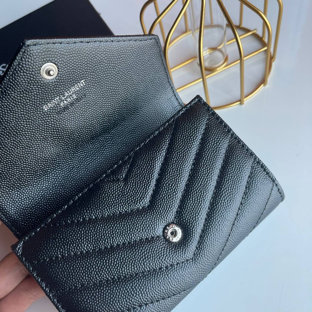 VIP 】YSL SAINT LAURENT SHORT WALLET งานหนังแท้ สวยงามมากมายที่สุดเกินบรรยายเลยค่าาา ได้ไปไม่ผิดหวังแน่นอน เป็นอีกรุ่นหนึ่งที่ห้ามพลาดเลยตอนนี้ กำลังฮิตกันเลยค่าา สาวๆ Must Have!!!! Full Box Set นะค๊าาา