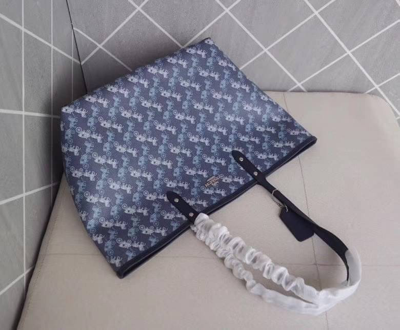 COACH 91107 REVERSIBLE CITY TOTE WITH HORSE AND CARRIAGE PRINT ใช้ได้ 2 ด้าน 🔺ทรง Tote รุ่นแนะนำค่ะ!! วัสดุ pvc อย่างดี นิ่มยวบตัวสวย ลายรถม้าทั้งใบค่ะ (ในไทยหายากค่ะลายนี้) 📌สามารถใช้ได้ทั้งด้านในและด้านนอกนะคะ สวยทั้ง2ด้านเลยทีเดียว เป็น