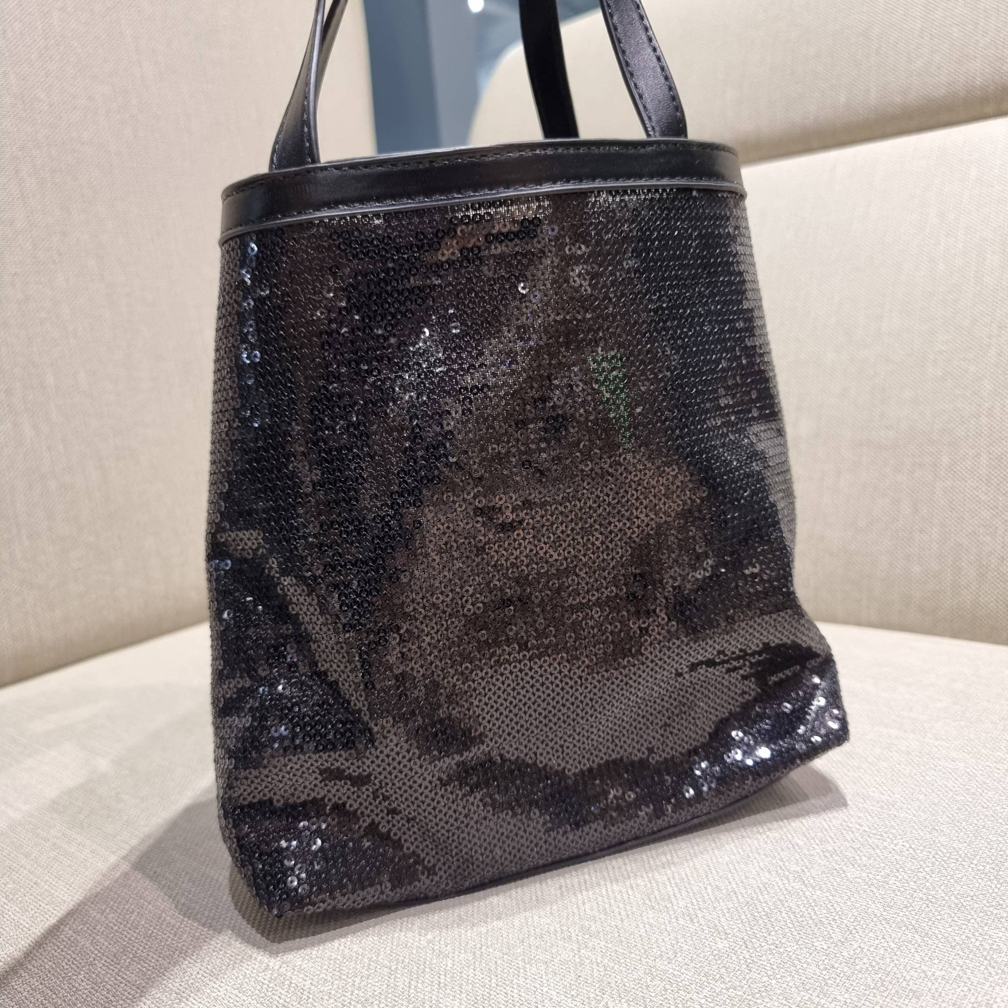 PRADA SMALL SEQUINED MESH TOTE BAG เอาใจสายแฟอีกครั้ง!! กระเป๋าทรงโท้ท ขนาดเล็ก ที่มีดีเทลฝีมือ ด้วยการเรียงร้อยแผ่นเลื่อมเป็นตาข่ายรอบใบ ตัดขอบด้วยหนังสังเคราะห์ พิเศษพร้อมใบลูกให้ด้วย ทรงใช้งานง่าย ภายในโล่งกว้าง ถือไปเรียน ไปเที่ยว ไปทำงาน พกพาง่ายสุดๆ