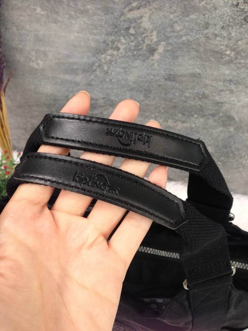 Kipling รุ่น Cicele กระเป๋าสะพายไหล่ใบใหญ่ สวยน่ารัก ตัวกระเป๋าด้านในเป็นช่องโล่งแบบปิดเปิดด้วยซิป มีช่องซิปด้านใน ด้านข้างกระเป๋า มี 2 ช่อง ปิดเปิด ด้วยเทป พร้อมที่ใส่โทรศัพท์ ปากกา และ MP 3 ในส่วนด้านใน และ ด้านข้างกระเป๋า ซ้าย-ขวา เป็นช่องขนาดเล็กสำหรั