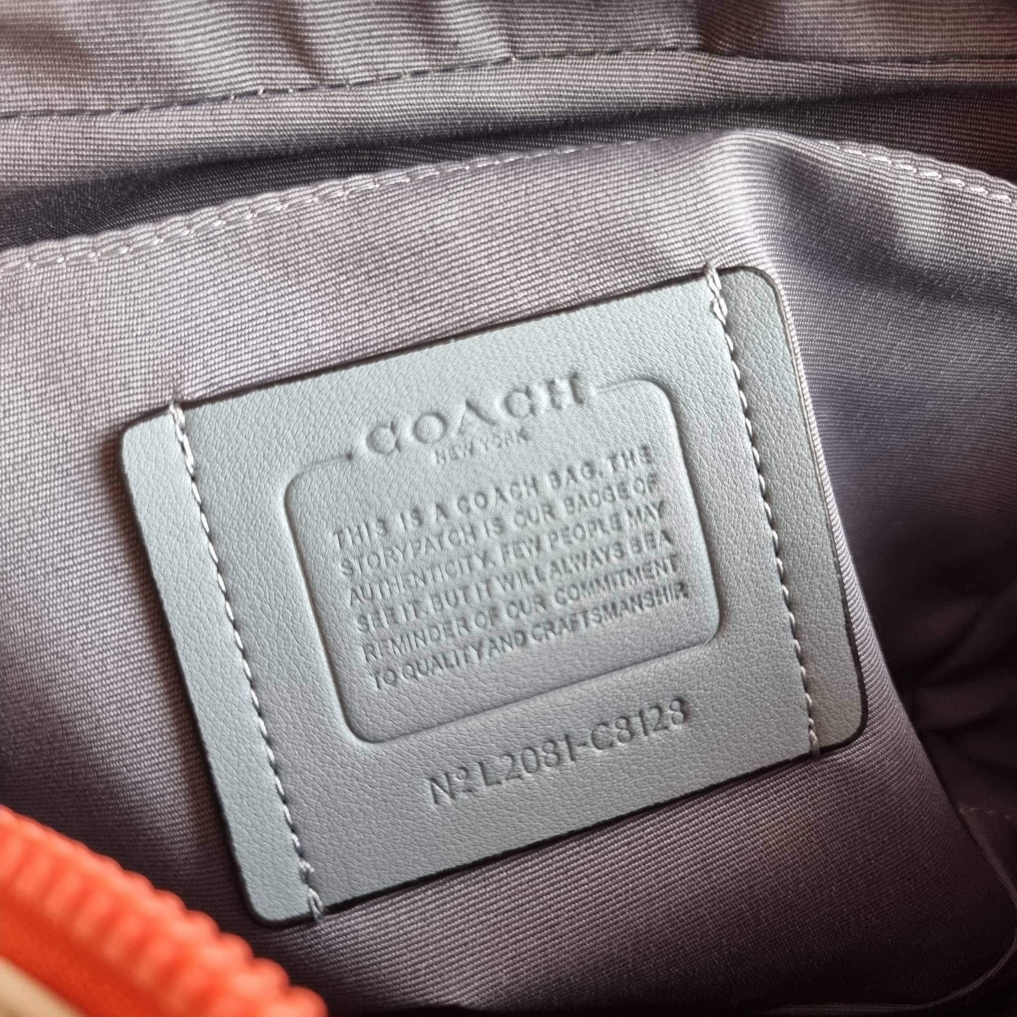 COACH TRACK CROSSBODY IN COLORBLOCK WITH COACH PATCH C6657 C8128 หล่อบอกต่ออีกหนึ่ง กระเป๋าสะพายทรงแมสเซ็นเจอร์ รุ่นเอาใจหนุ่มๆ ที่สาวๆก็อยากใช้!! ด้วยดีไซน์สีคัลเลอร์บล็อคที่โดดเด่น ทำให้ดูน่าใช้งาน วัสดุหนังแท้ สวยคมซ่อนหรู ฝากระเป๋ามีตัวล็อคแน่นหนา เปิ