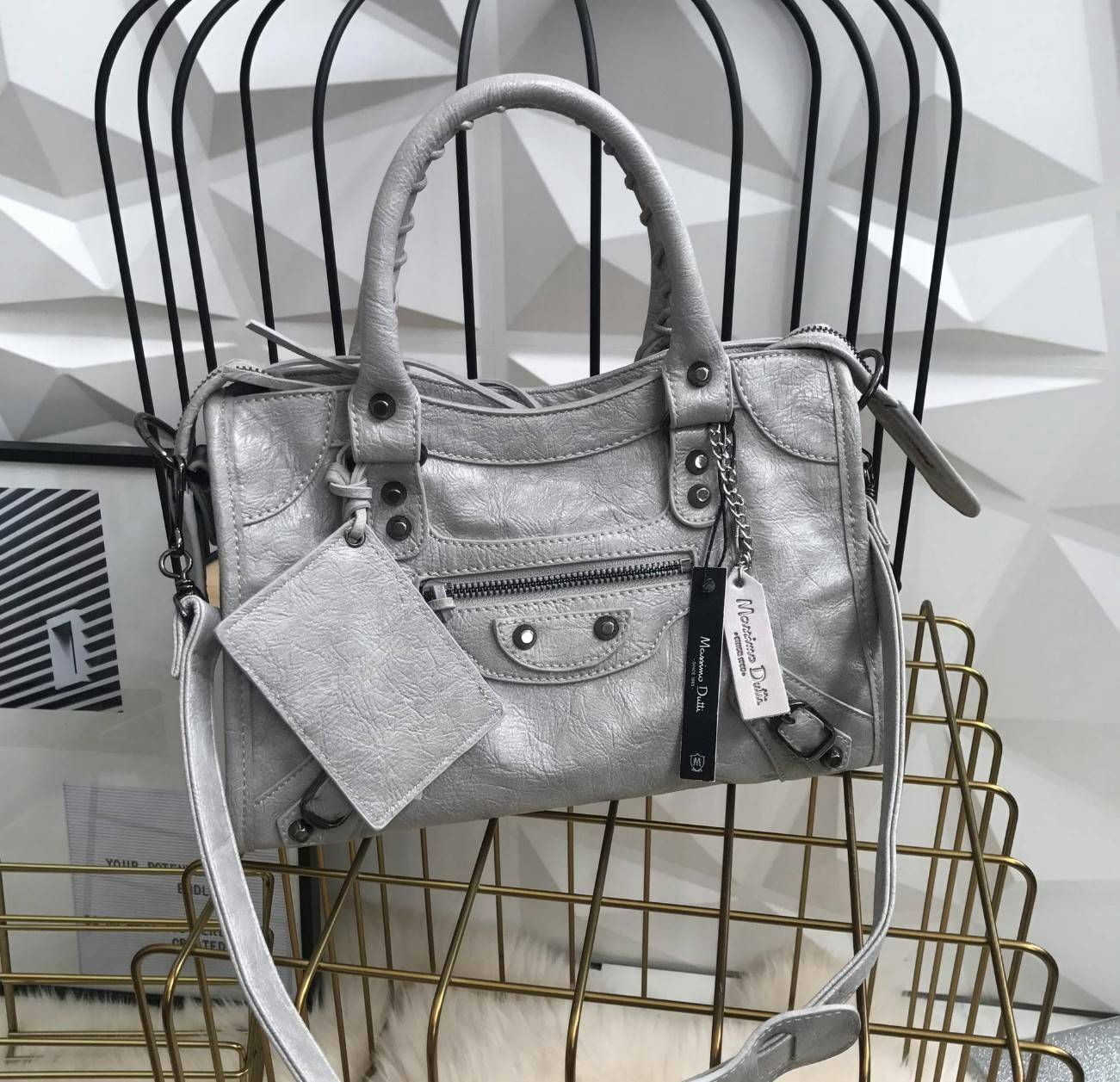 Massimo Dutti Classy Crossbody Bag กระเป๋าทรงสุด ฮิตจาก Massimo Dutti ขนาด mini จะถือ, สะพายสะพายไหล่ หรือสะพาย crossbody ได้หมดค่ะ หนังเงาสวยนิ่มมือรับประกันเลย ภายในแบ่งช่องเป็นสัดส่วน น้ำหนักเบา จุของได้คุ้ม มาพร้อมกับสายยาวให้ ใบนี้ใช้ได้ ทุกโอกาสจริง