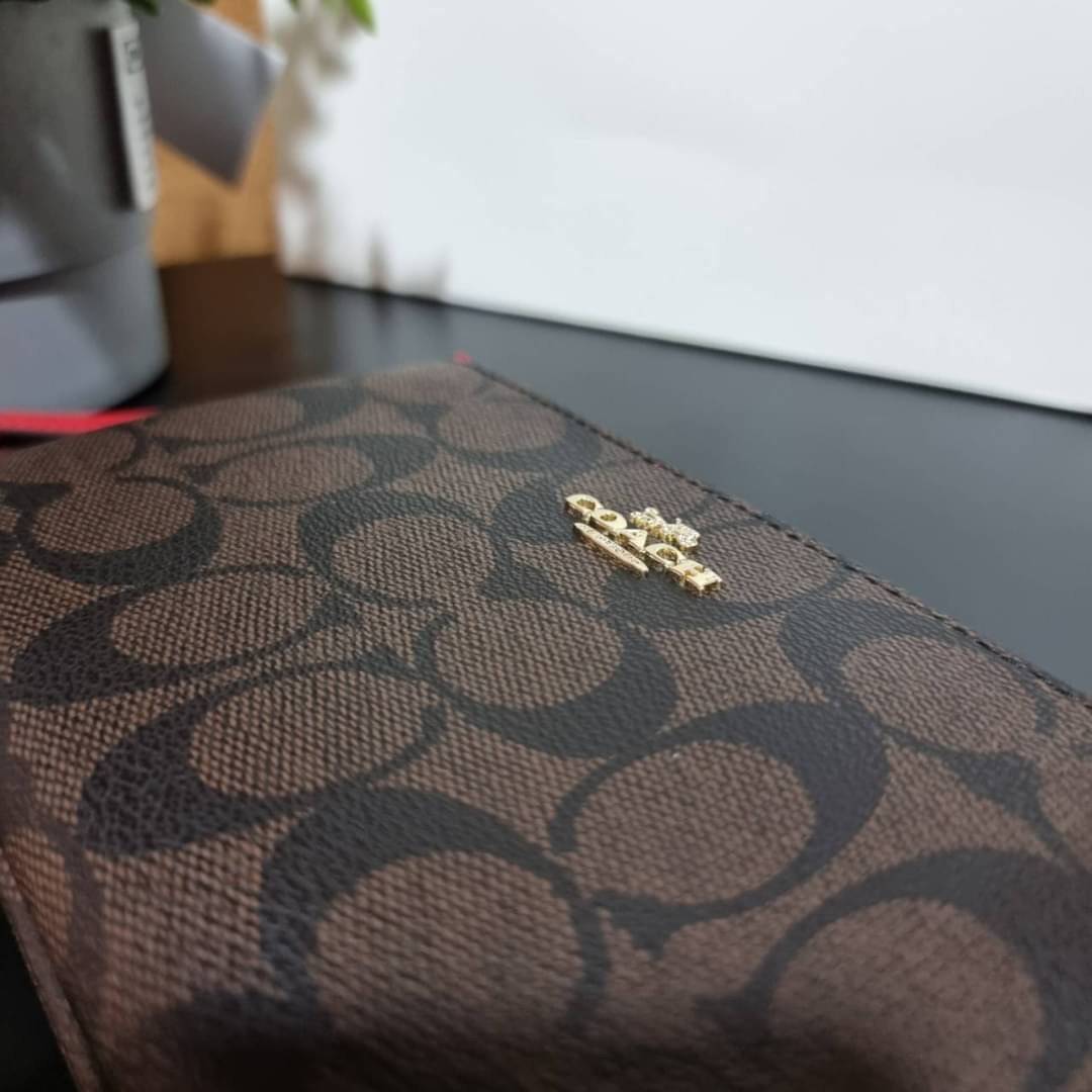 COACH F87591 DOUBLE CORNER ZIP WALLET IN SIGNATURE COATED CANVAS คล้องมือรุ่น 2 ซิป!! มาแล้วจ้า 🌟🤗 ไซส์นี้คือเหมาะมือจริงๆ พกง่ายเช่นเคย ไม่ต้องกังวลว่าจะเกะกะหรือกินพื้นที่กระเป๋าหลัก วัสดุหนังแคนวาสเคลือบลาย มีช่องหลักแยก 2 ช่อง ภายในบุผ