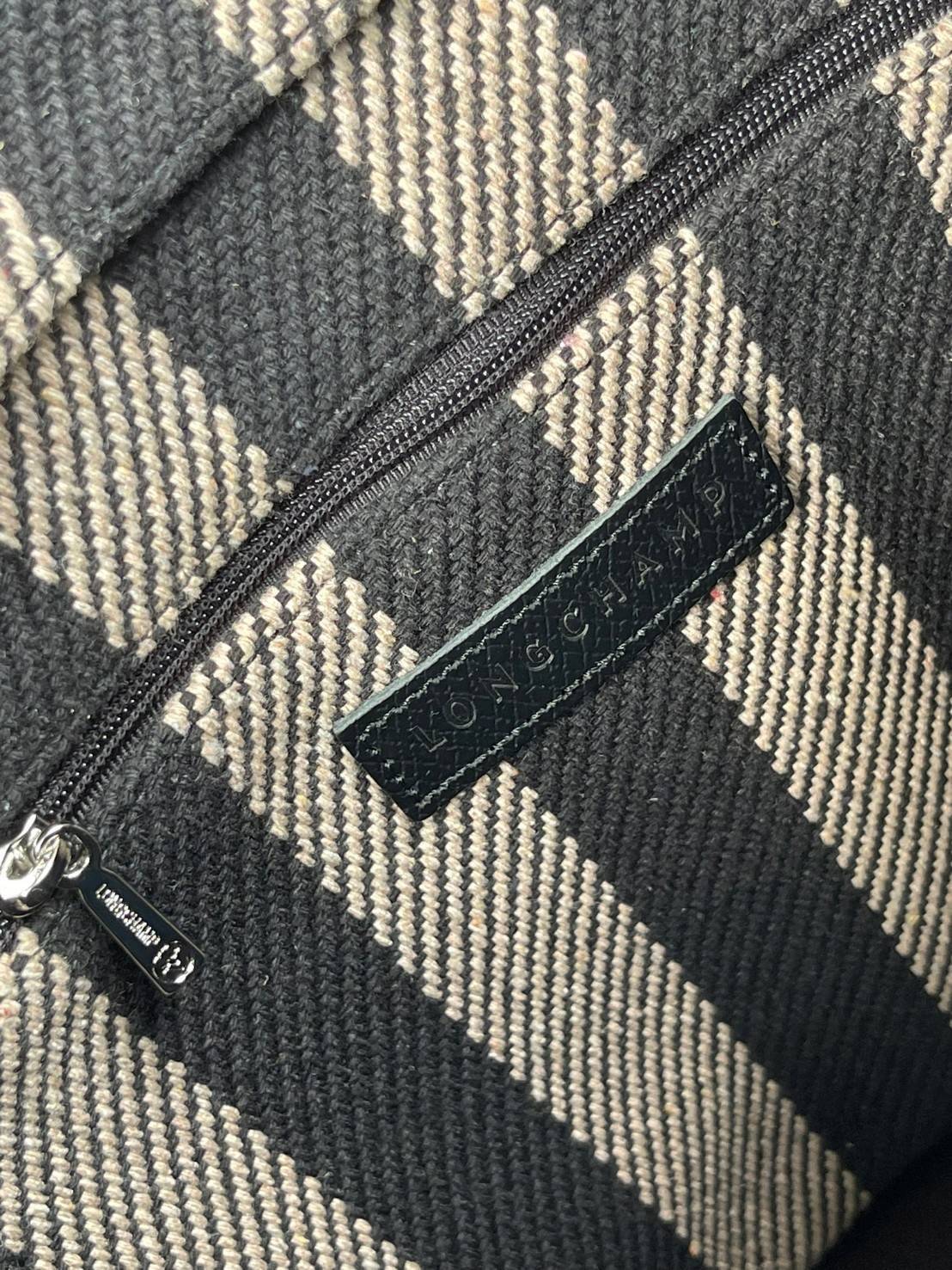 Longchamp Essential Stripes shoulder bag อีกหนึ่งคอลเลคชั่นสำหรับใครที่ต้องการกระเป๋าแบบใช้งานได้ในหลาย ๆ โอกาส การเลือกกระเป๋าขนาดเล็กย่อมไม่สะดวกและไม่ครอบคลุมต่อการใช้สอยอย่างแน่นอน Longchamp รุ่นนี้สามารถตอบโจทย์ ในการใช้งานที่หลากหลายขึ้น เพราะบางครั