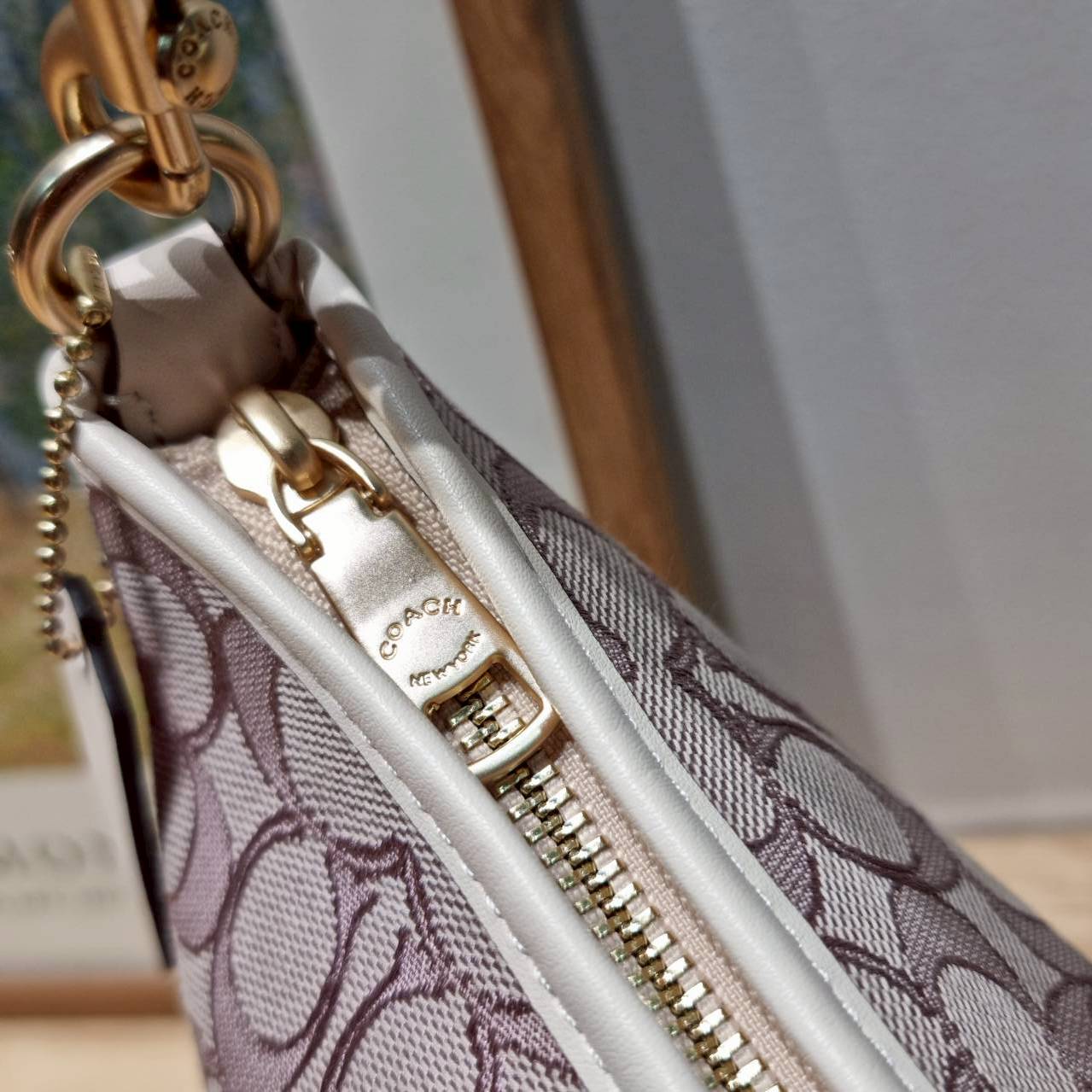 ORI หนังแท้ | Coach Laurel Signature shoulder bag กระเป๋าสะพายทรงโท้ท มาใหม่ในโทนสีน่ารักสุดจะคิวท์ มีให้ทั้งสายคล้องไหล่ และสายสะพายข้าง ใช้แมทช์ได้กับทุกลุคทุกสไตล์ ภายในเป็นช่องโล่ง มีซิปและช่องย่อย จุของได้เยอะกว่าที่เห็นมากๆ