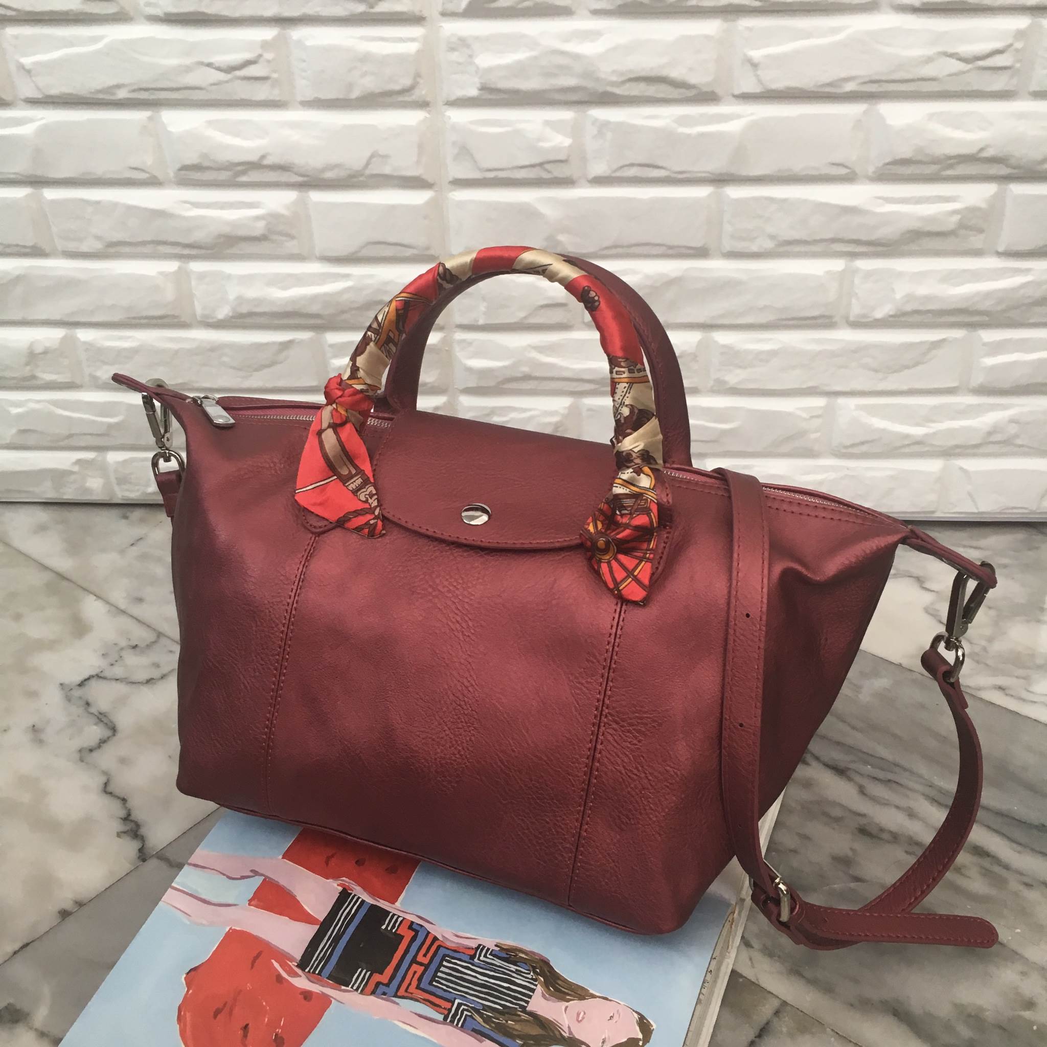 สีมาใหม่ค่า 🐼New arrival! KEEP ทรง longchamp รุ่น Duo Sister - สีแดงผสม กลิ้ตเตอร์ สวยมากคะ ตัวกระเป๋าหนังแกะสังเคราะห์ ลายหนังสวยมากๆคะ นิ่ม สุดๆ รุ่นนี้ จะมี 2 ขนาด คือ mini และ basic ไซด์ ทรงนี้ เป็นทรงที่ใช้งานง่าย ใช้ได้ทุกโอกาสจริงๆคะ ตัวกระ