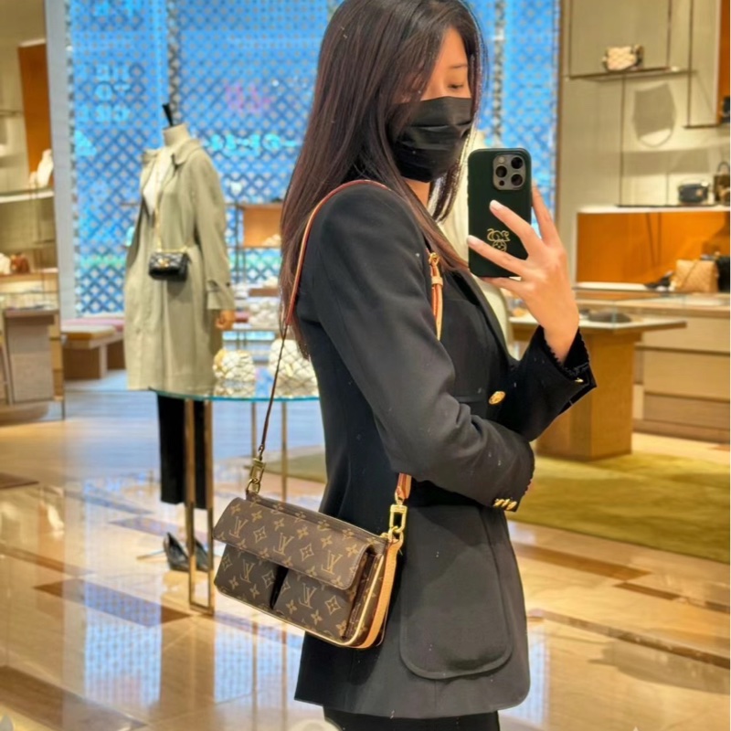 LV Vivacité bag Monogram Canvas กระเป๋าสะพายมัลติ/กระเป๋าถือรุ่น รุ่นมัลติขนาดกำลังสวย ใช้งานได้อย่างคล่องตัว สวยหรู สะดวกใช้มากๆตรงด้านหน้า ดีไซน์แบ่งเป็นกระเป๋าเล็กไว้ให้เก็บของจุกจิก สวยหรูดูแพง