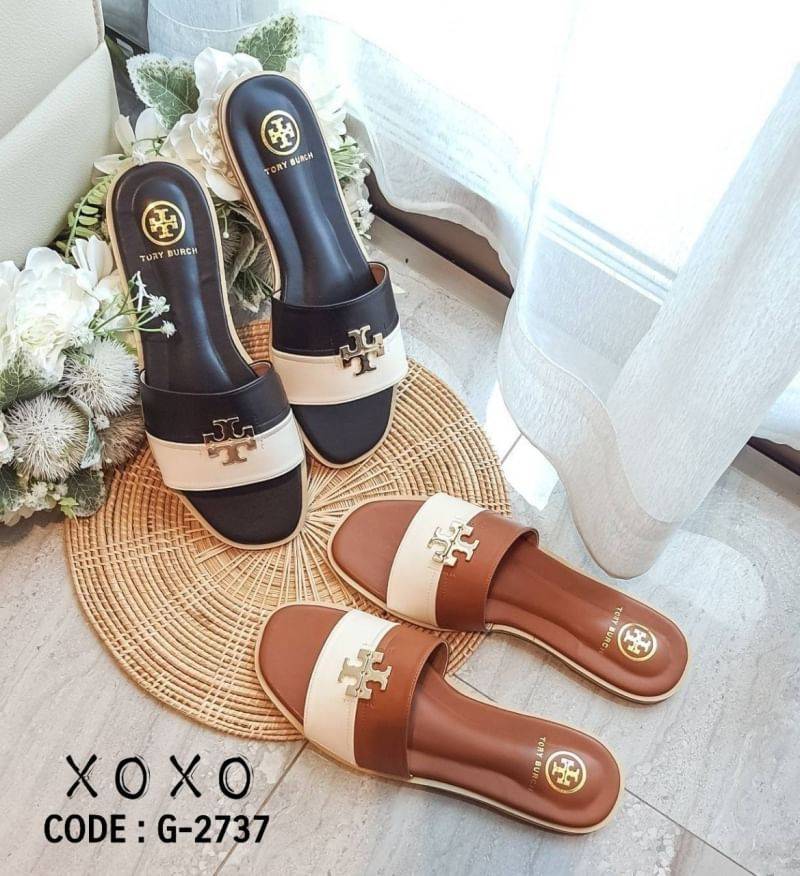 Tory Burch Sandels 2 Tone แตะสวม งานแบรนด์ วัสดุหนัง PU ตัดสี 2 tone ด้านหน้าว่างอะไหล่โลโก้แบรนด์ อย่างดี สีทอง เงาสวย โดดเด่น เรียบ หรู ดูแพงเกินราคา แมทส์ชุดง่าย น้ำหนักเบา