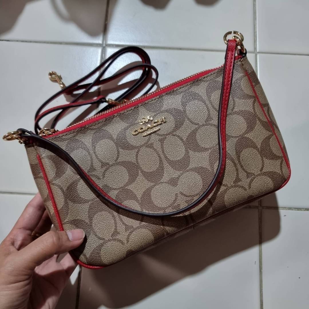 COACH 36674 TOP HANDLE POUCH IN SIGNATURE JACQUARD กระเป๋าทรงพอช ยอดฮิต ยกขึ้นแท่น ด้วยดีไซน์ที่ออกมาให้ใช้งานได้ง่าย ขนาดกำลังเหมาะ วัสดุหนังแคนวาสทนทาน ดีไปหมดขนาดนี้!! คุณลูกค้าถึงสั่งกันรัวๆจริงๆ ภายในโล่งกว้าง ใส่โทรศัพท์ได้ทุกรุ่น มาพร้อมสายคล้องแขน