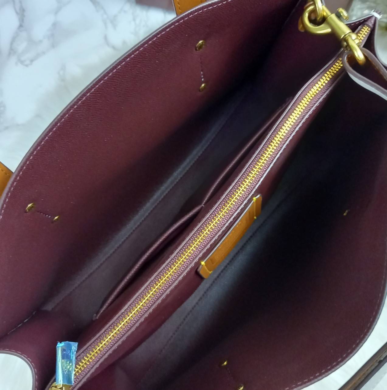 COACH CHARLIE CARRYALL IN SIGNATURE CANVAS (31210) ðšāđāļĢāļĩāļĒāļāļŦāļĢāļđ āļāļĨāļēāļŠāļŠāļīāļ//āļāļĢāļ°āđāļāđāļēāļāļ·āļ āļāļĢāļ°āđāļāđāļēāļŠāļ°āļāļēāļĒ āļāļĢāļ TOTE āļŠāļļāļāļŦāļĢāļđāļŦāļĢāļē āļāļĩāđāļāļāđāđāļāđ āđāļĄāđāļāļģāđāļ// āļ§āļąāļŠāļāļļāđāļāļāļ§āļēāļŠ āļāļŠāļĄāļŦāļāļąāļāđāļāđāļāļļāļāļ āļēāļāđāļĒāļĩāđāļĒāļĄ āļĢāļđāļāļāļĢāļāđāļāļāđāļāđāļ āļĨāļēāļĒ SIGNATURE āļŠāļ§āļĒāļĄāļēāļ// āļāđāļēāļāđāļāļĄāļĩ 2 āļāđāļāļāđāļĨāđāļāļāļ§āđāļēāļ āđāļĨāļ°āļāļĩāļ 1 āļāđāļāļāļāļīāļāļ